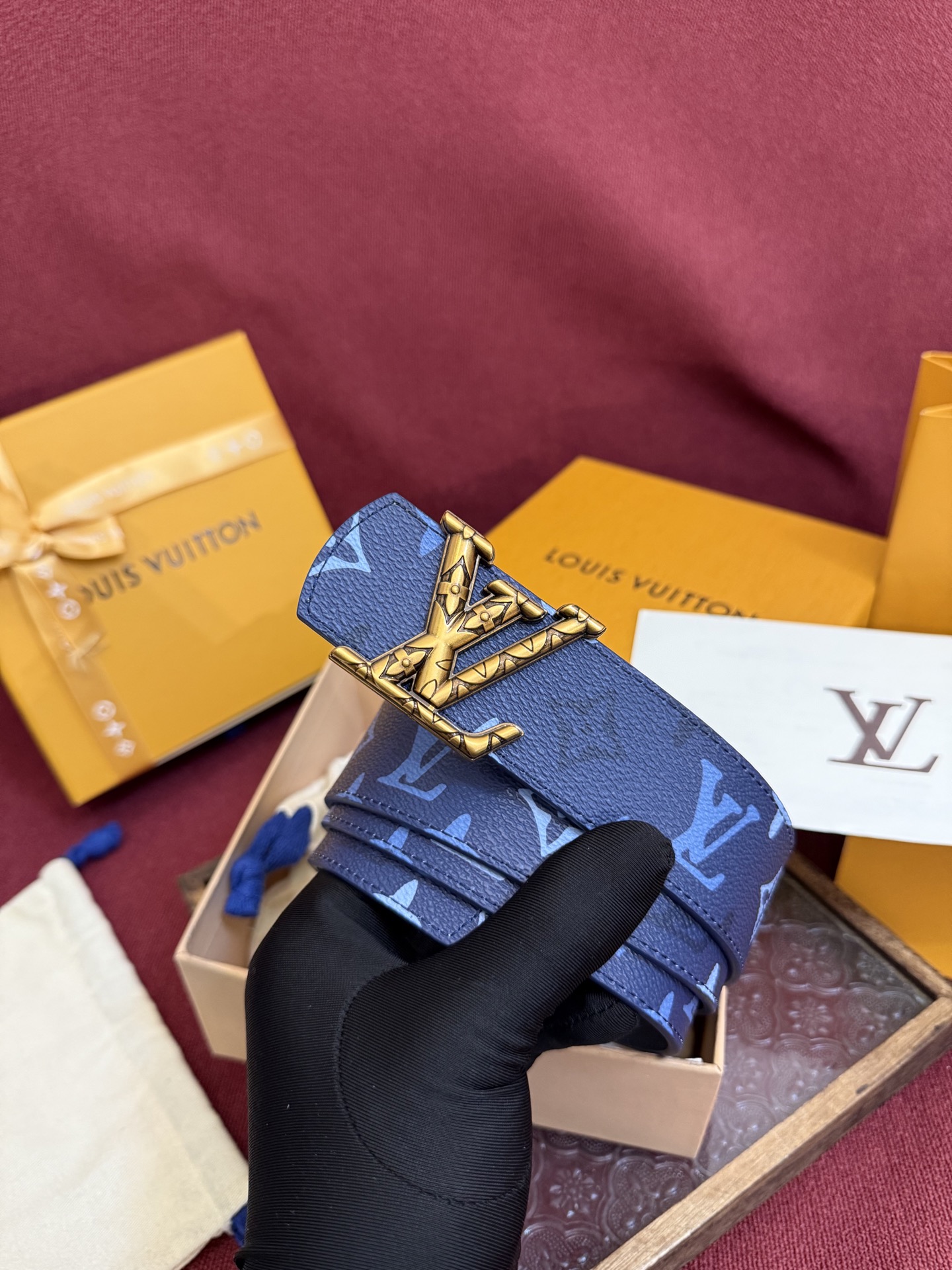 LV Dimension Monogram SurPlus 双面腰带焕新解读品牌标识。一面为 Monog