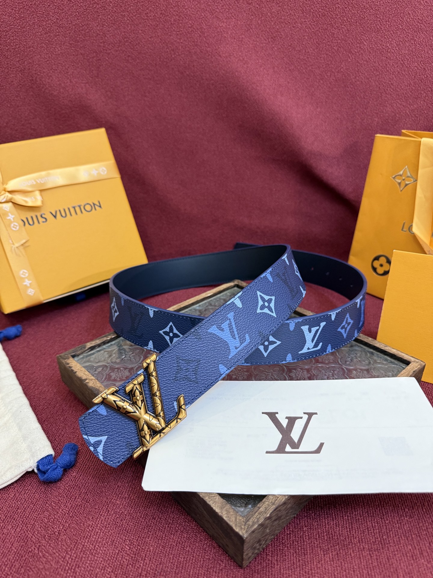 LV Dimension Monogram SurPlus 双面腰带焕新解读品牌标识。一面为 Monog