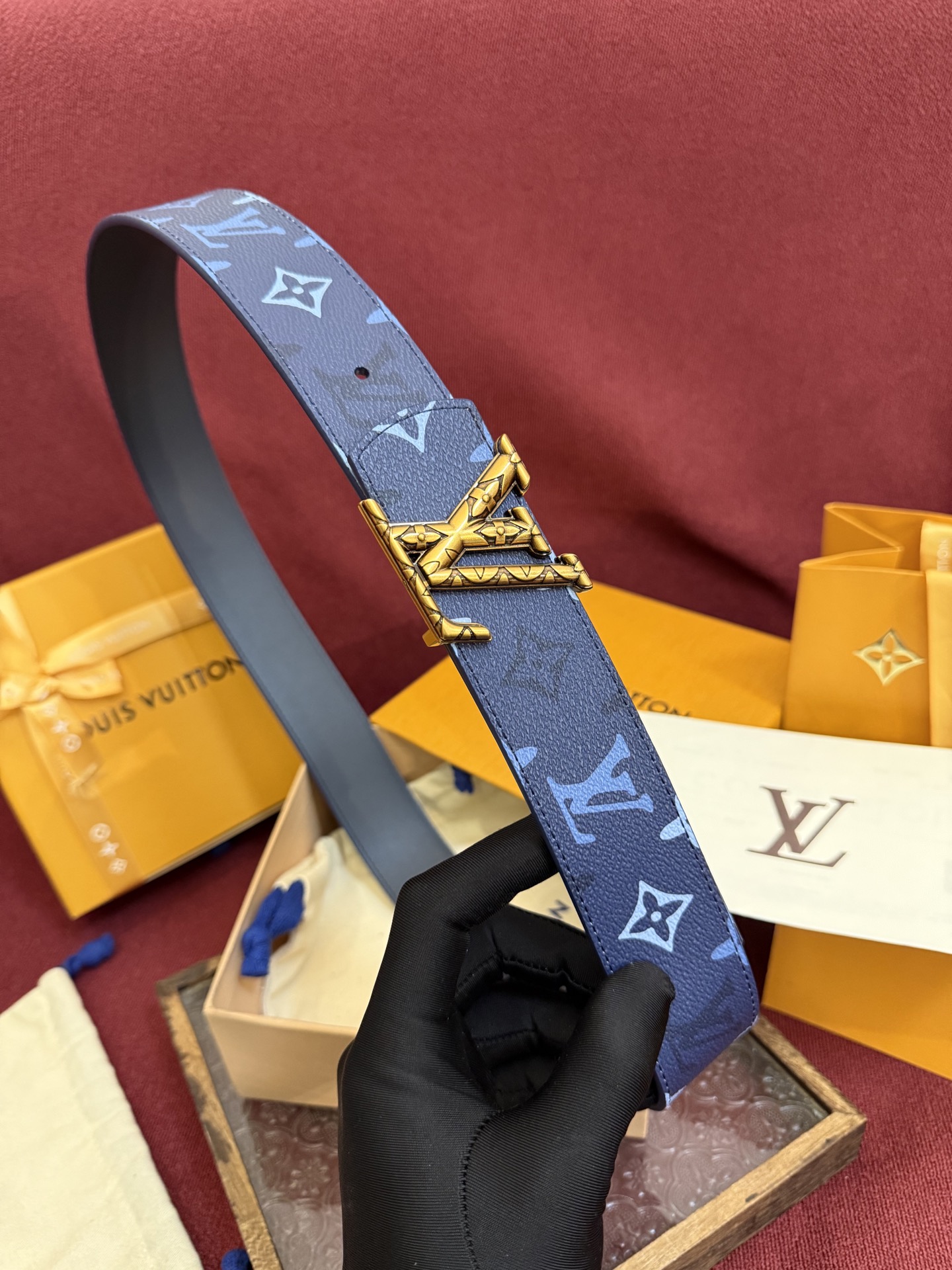 LV Dimension Monogram SurPlus 双面腰带焕新解读品牌标识。一面为 Monog