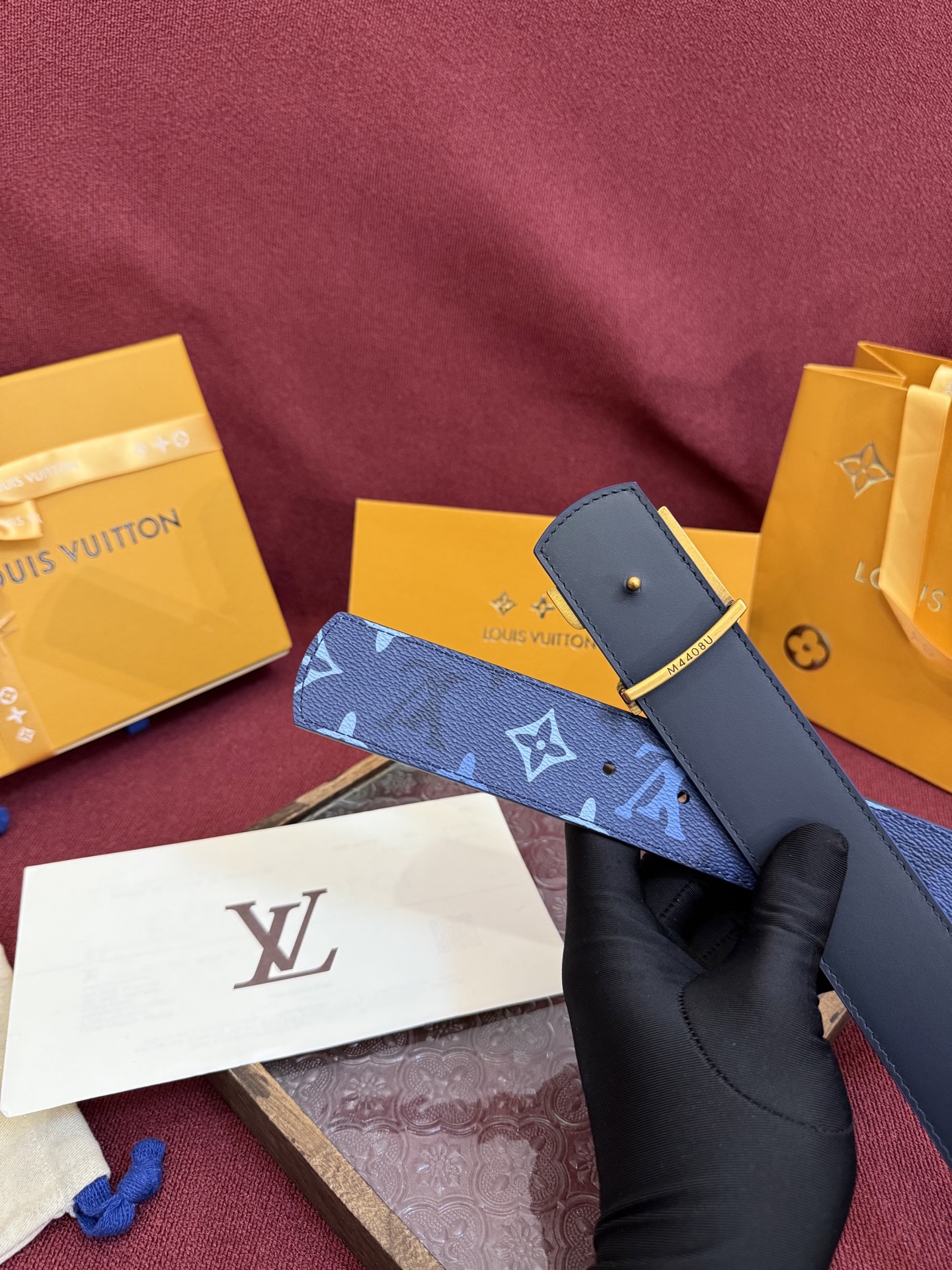 LV Dimension Monogram SurPlus 双面腰带焕新解读品牌标识。一面为 Monog