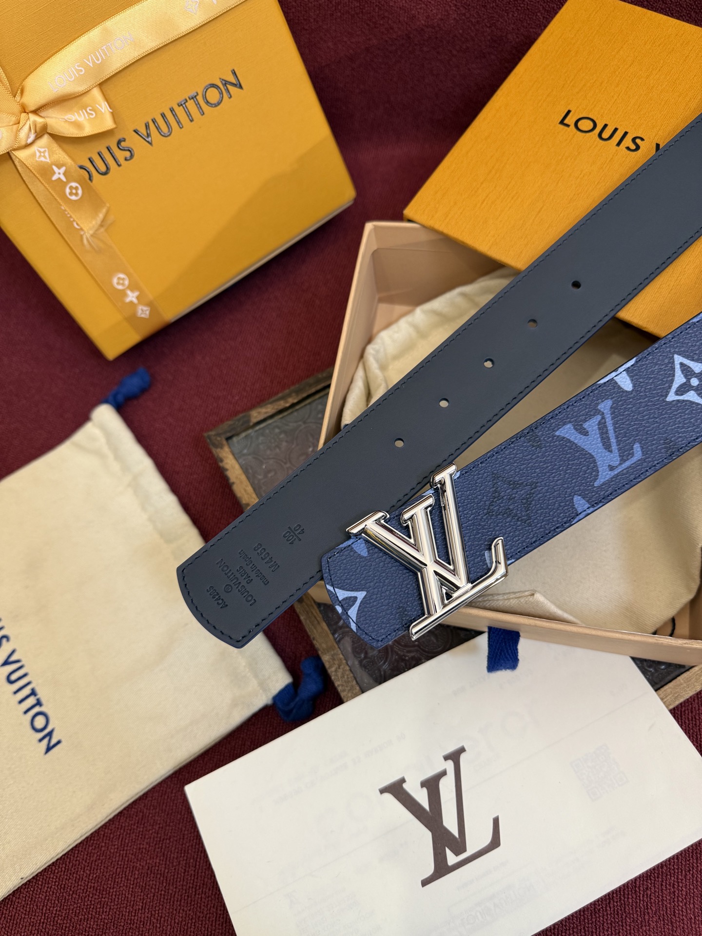 LV Dimension Monogram SurPlus 双面腰带焕新解读品牌标识。一面为 Monog