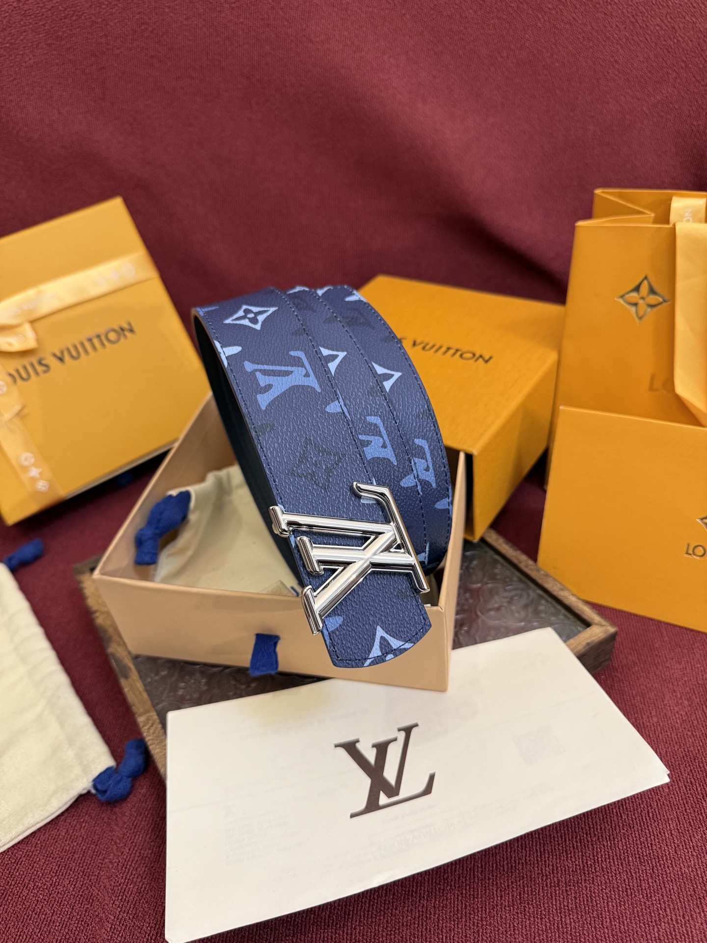 LV Dimension Monogram SurPlus 双面腰带焕新解读品牌标识。一面为 Monog