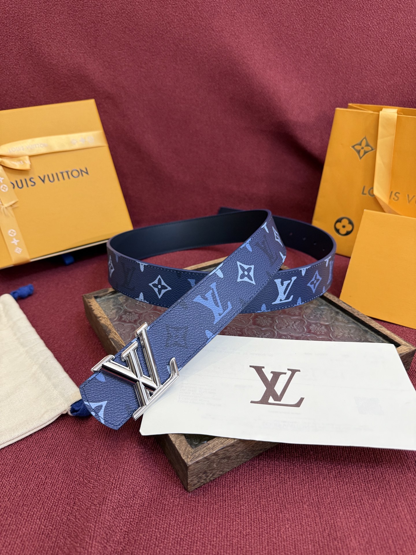 LV Dimension Monogram SurPlus 双面腰带焕新解读品牌标识。一面为 Monog