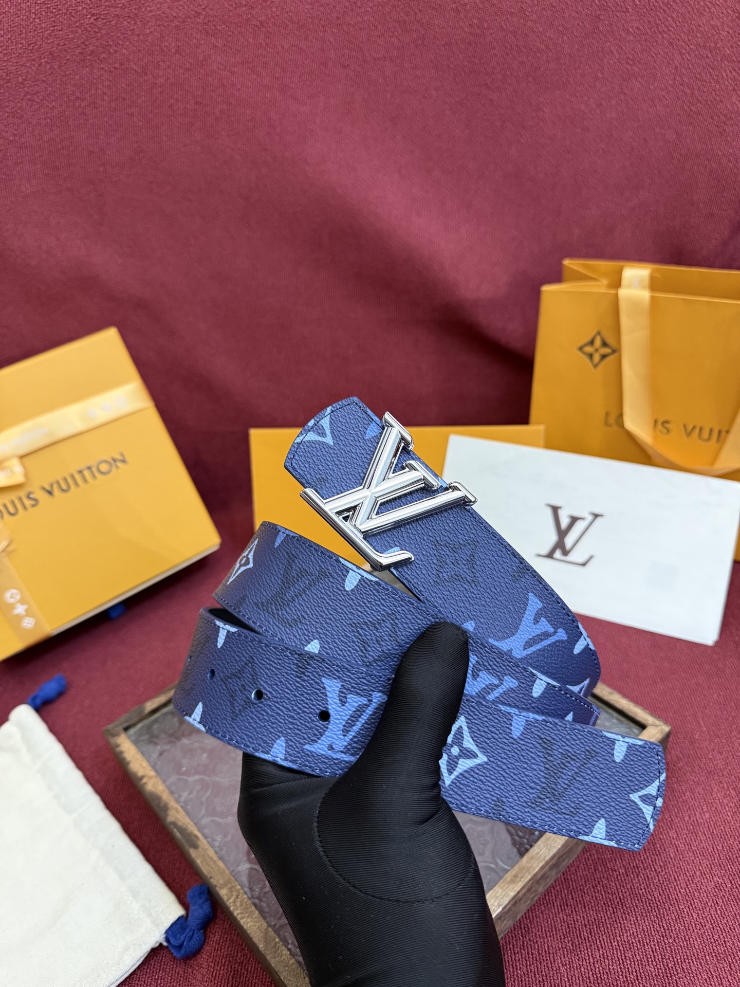 LV Dimension Monogram SurPlus 双面腰带焕新解读品牌标识。一面为 Monog