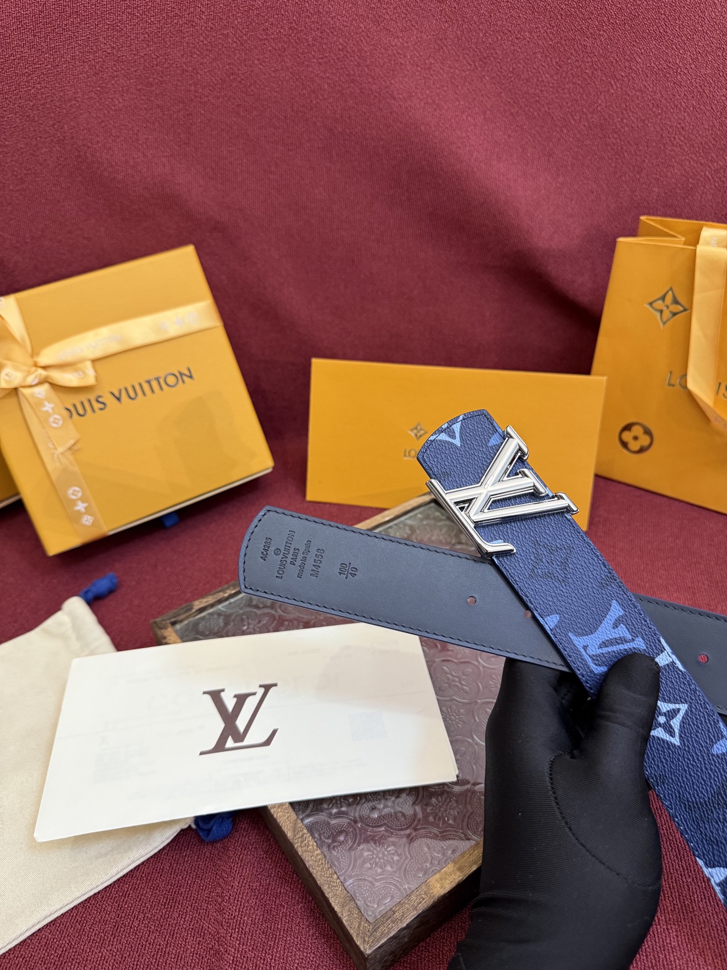 LV Dimension Monogram SurPlus 双面腰带焕新解读品牌标识。一面为 Monog