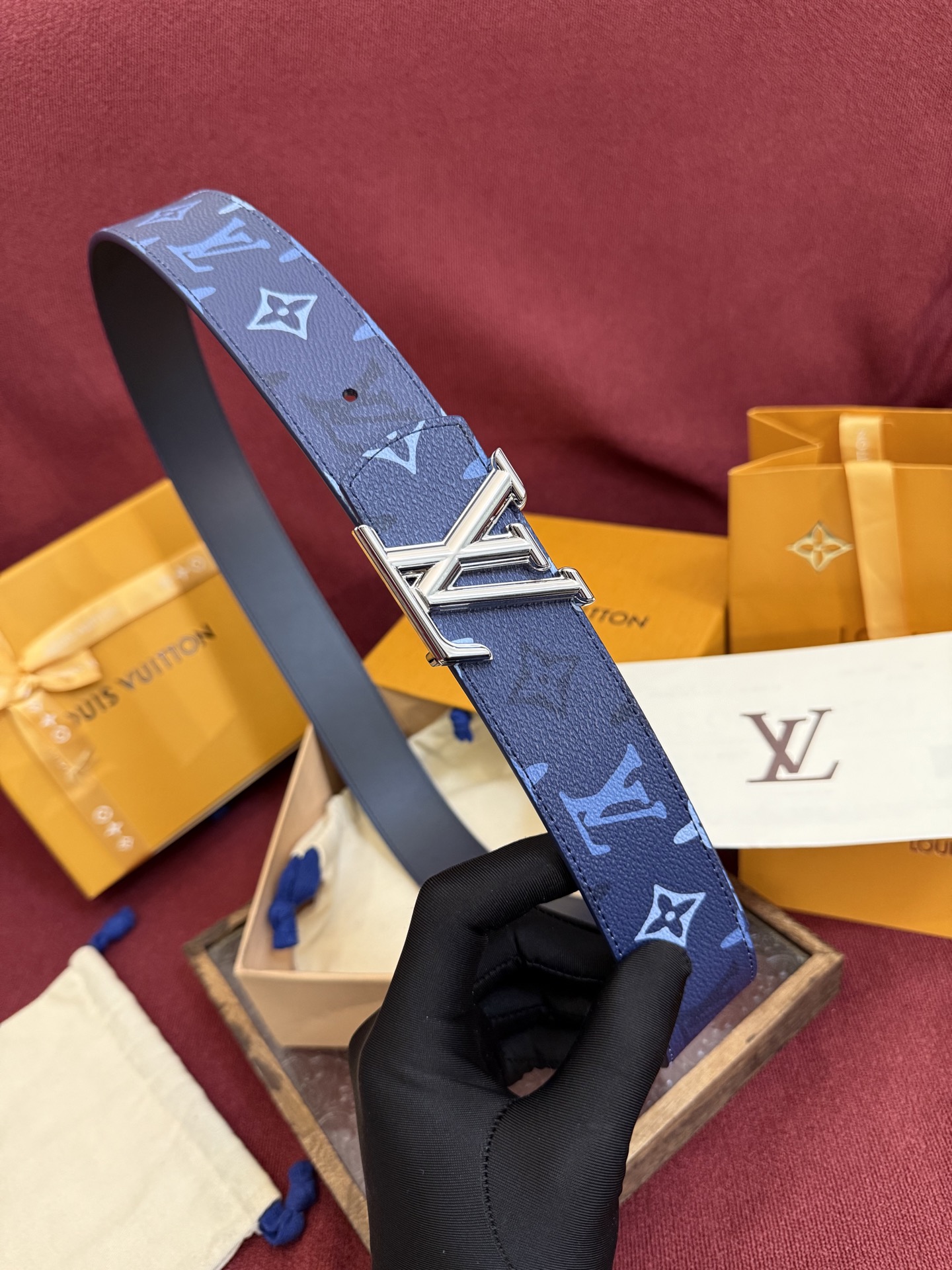 LV Dimension Monogram SurPlus 双面腰带焕新解读品牌标识。一面为 Monog