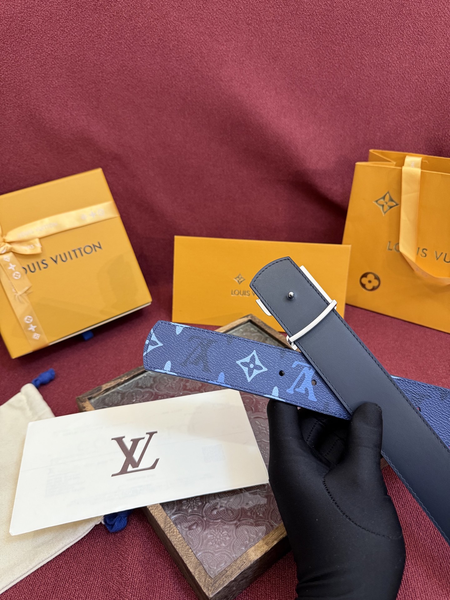 LV Dimension Monogram SurPlus 双面腰带焕新解读品牌标识。一面为 Monog