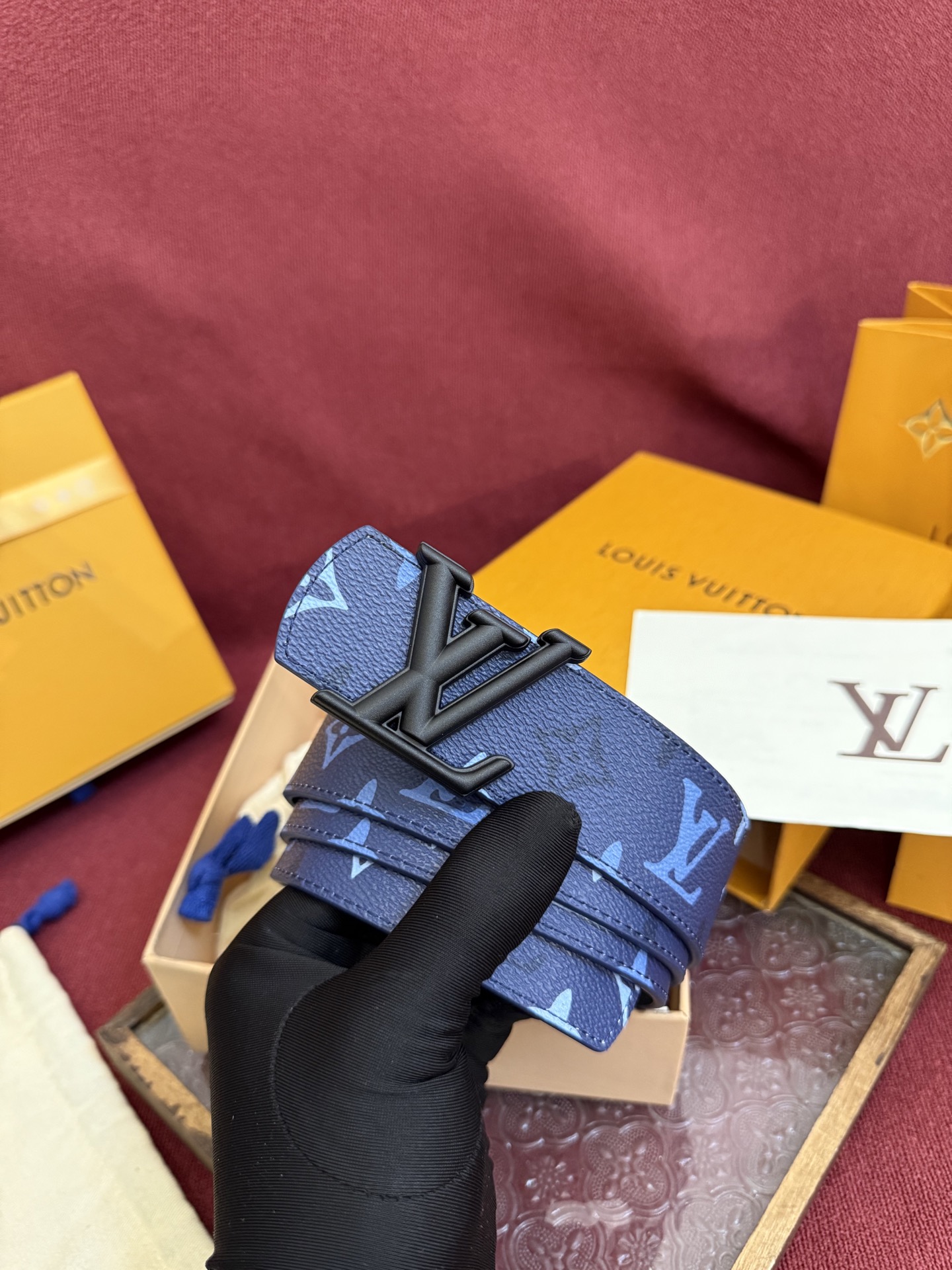 LV Dimension Monogram SurPlus 双面腰带焕新解读品牌标识。一面为 Monog