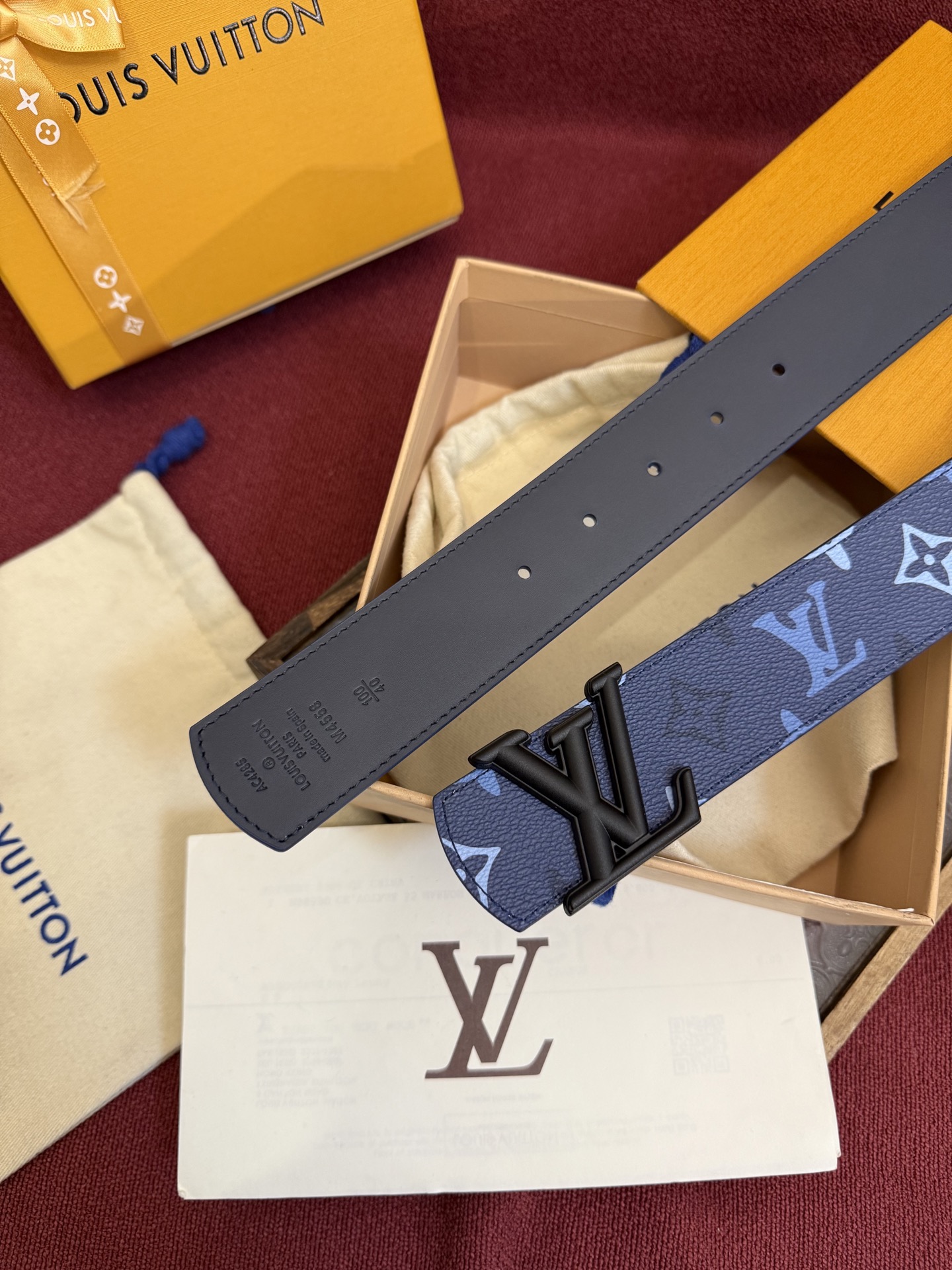 LV Dimension Monogram SurPlus 双面腰带焕新解读品牌标识。一面为 Monog
