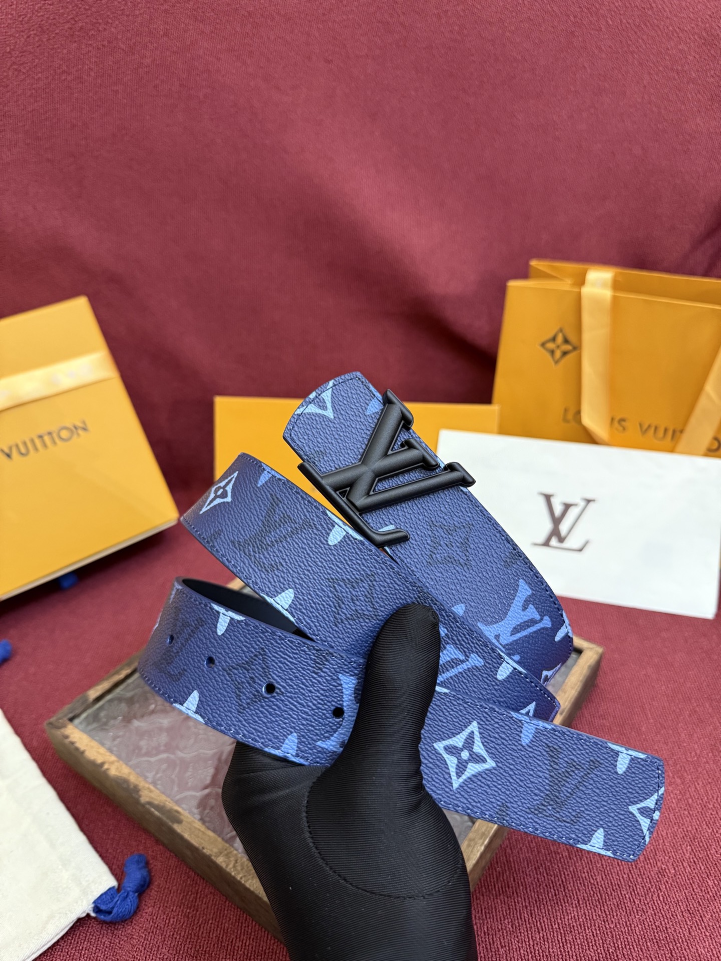 LV Dimension Monogram SurPlus 双面腰带焕新解读品牌标识。一面为 Monog