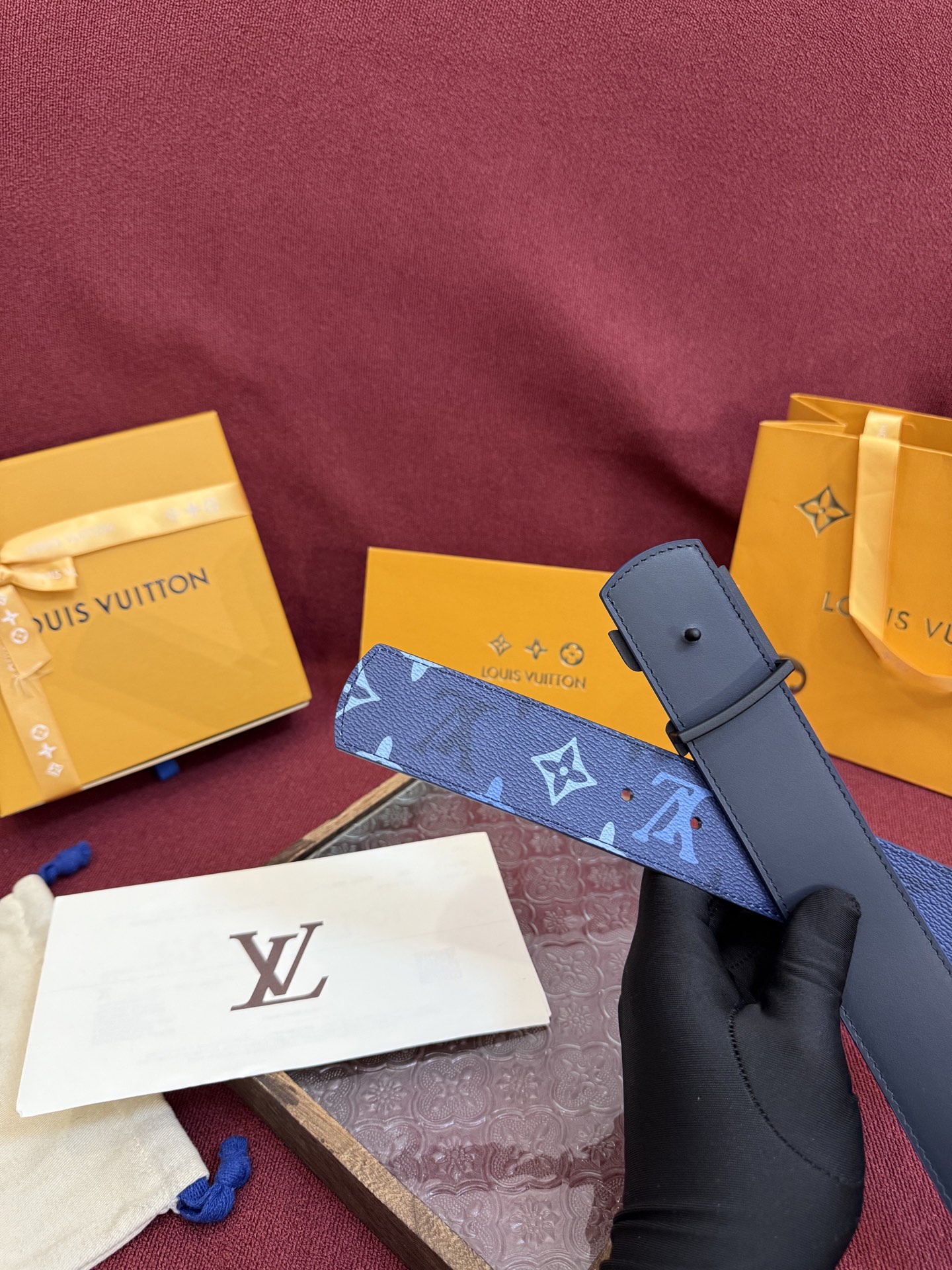 LV Dimension Monogram SurPlus 双面腰带焕新解读品牌标识。一面为 Monog