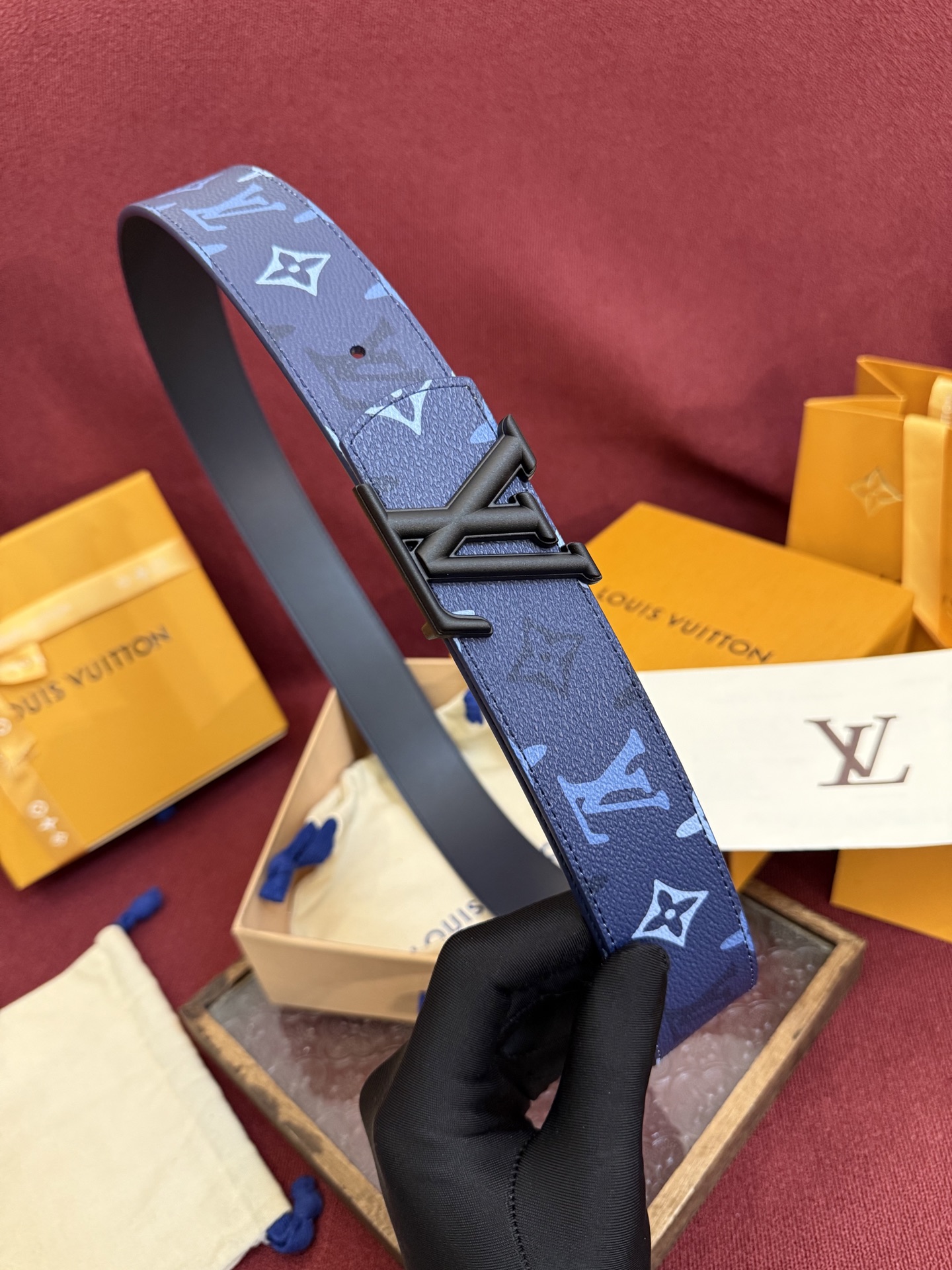 LV Dimension Monogram SurPlus 双面腰带焕新解读品牌标识。一面为 Monog