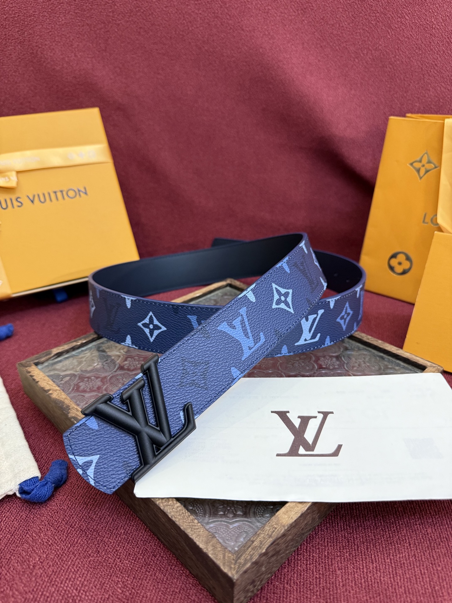 LV Dimension Monogram SurPlus 双面腰带焕新解读品牌标识。一面为 Monog