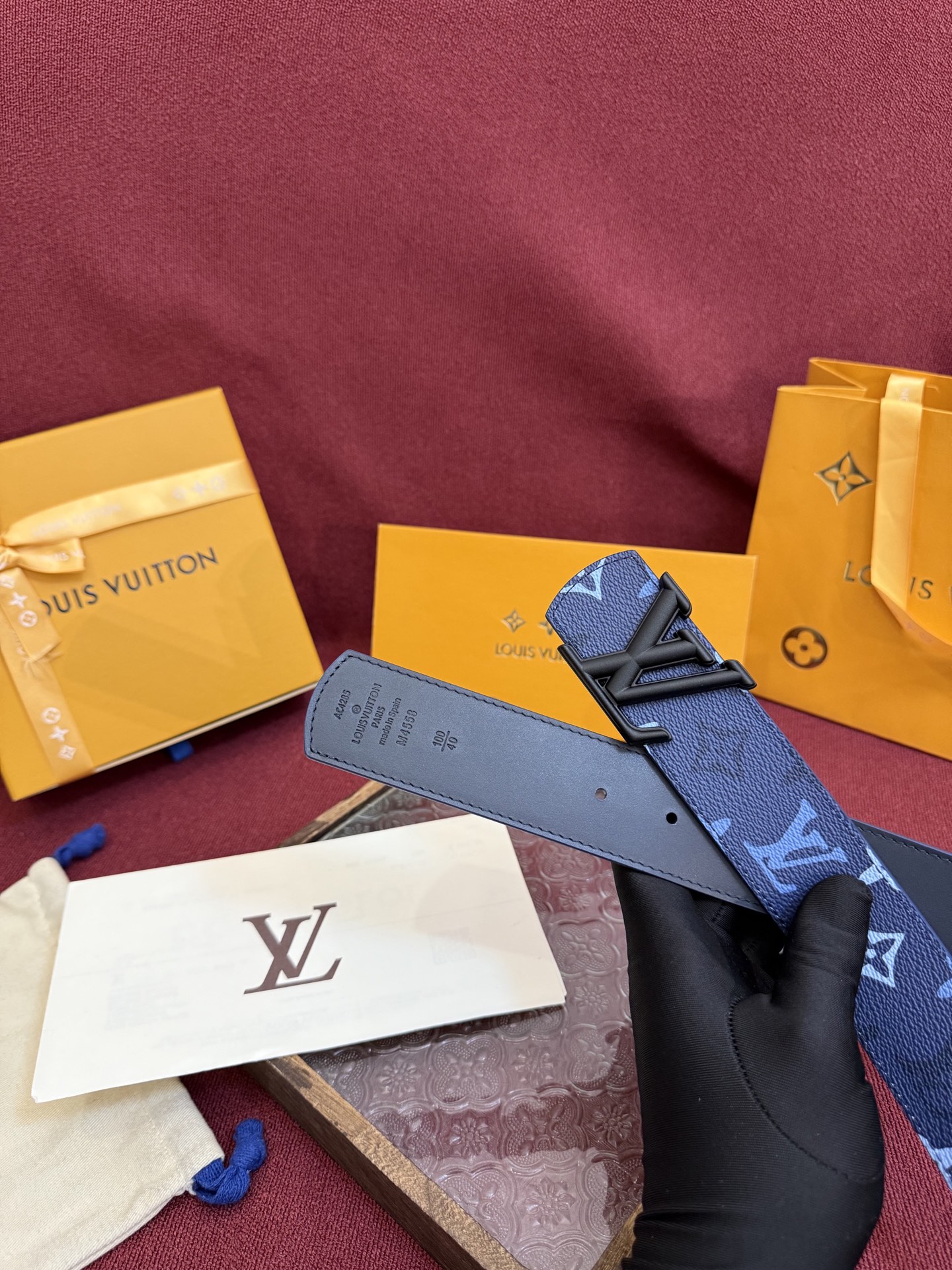 LV Dimension Monogram SurPlus 双面腰带焕新解读品牌标识。一面为 Monog