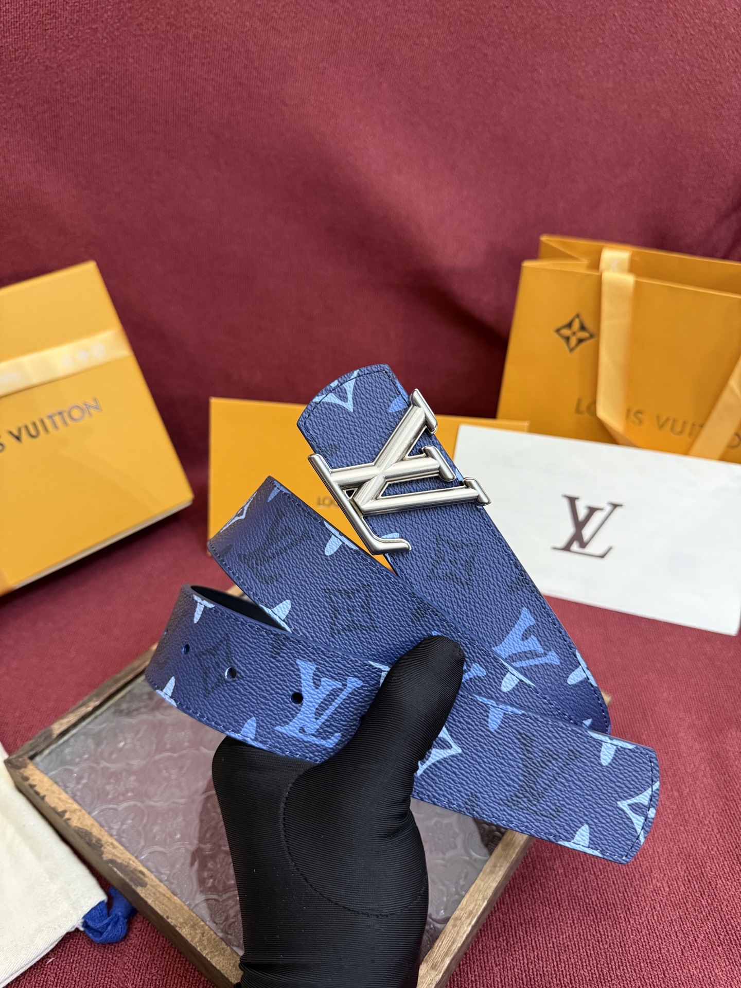 LV Dimension Monogram SurPlus 双面腰带焕新解读品牌标识。一面为 Monog