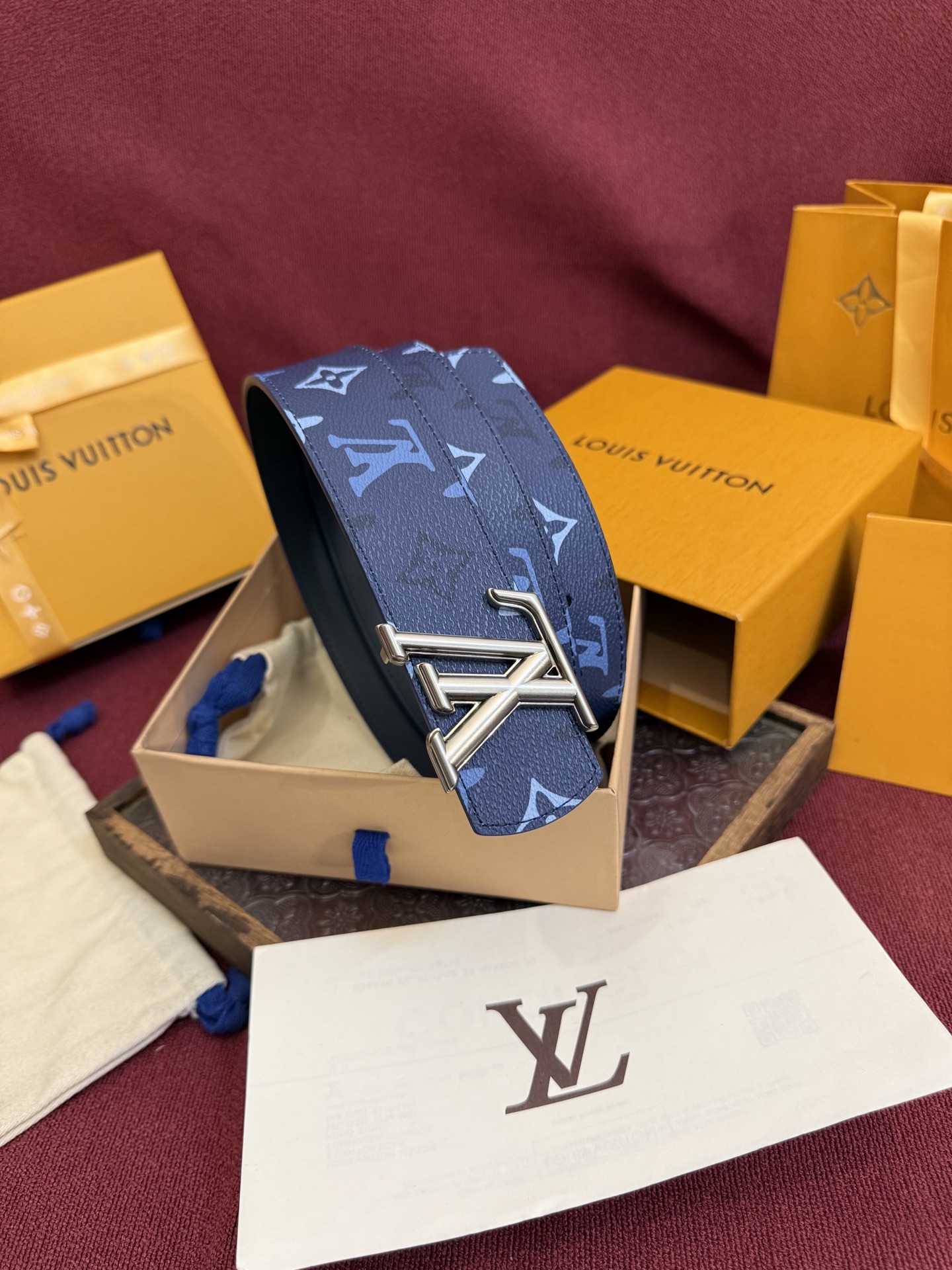 LV Dimension Monogram SurPlus 双面腰带焕新解读品牌标识。一面为 Monog