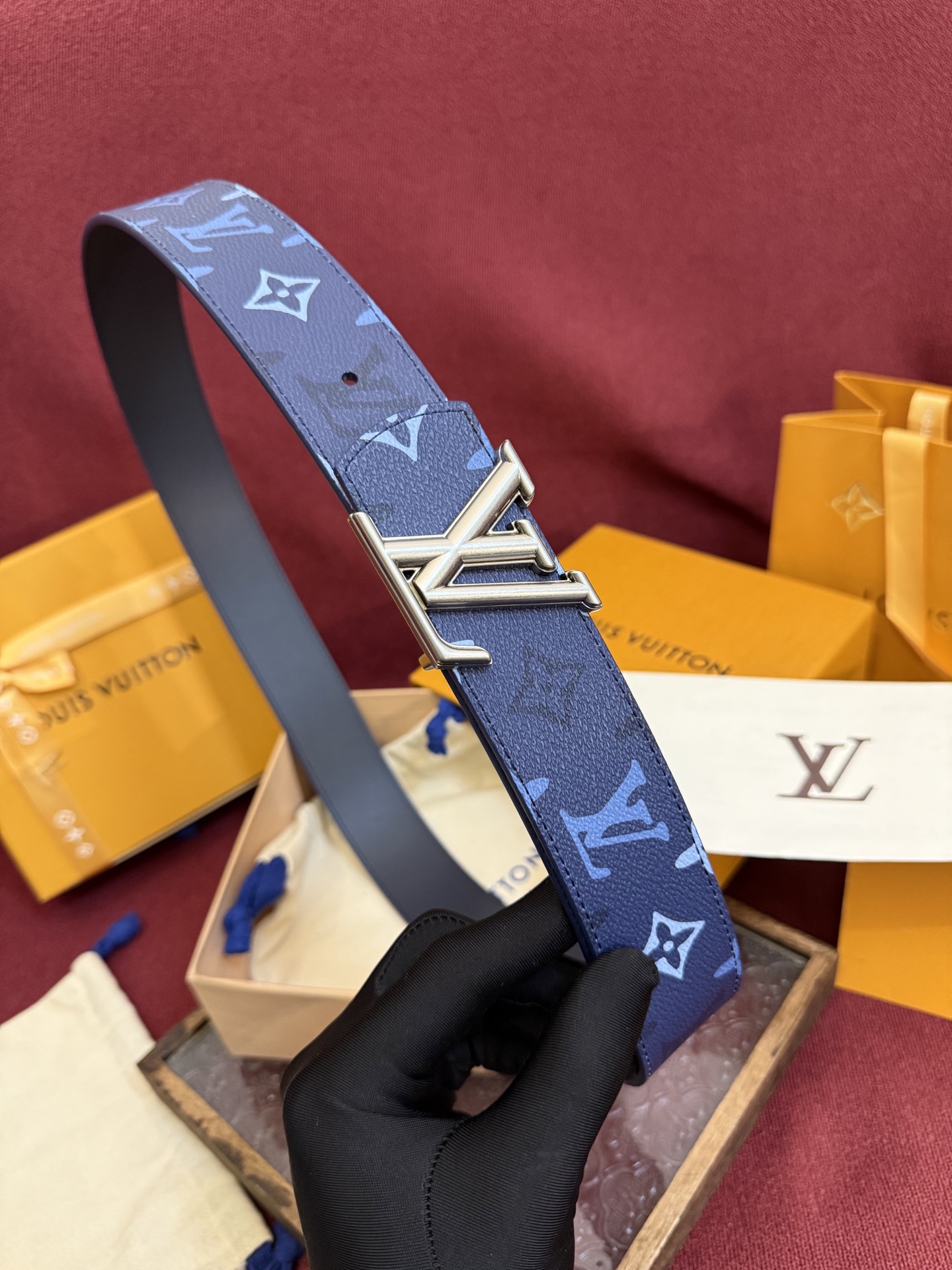 LV Dimension Monogram SurPlus 双面腰带焕新解读品牌标识。一面为 Monog