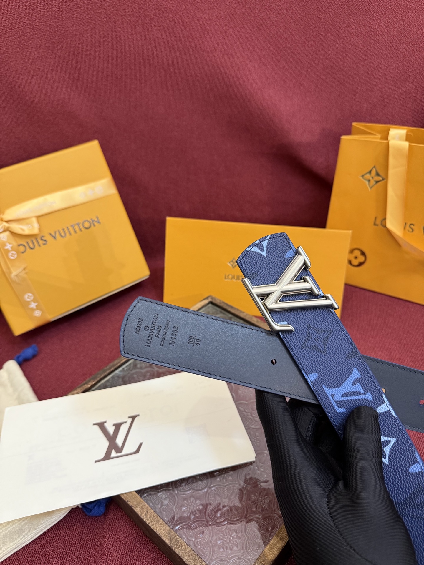 LV Dimension Monogram SurPlus 双面腰带焕新解读品牌标识。一面为 Monog