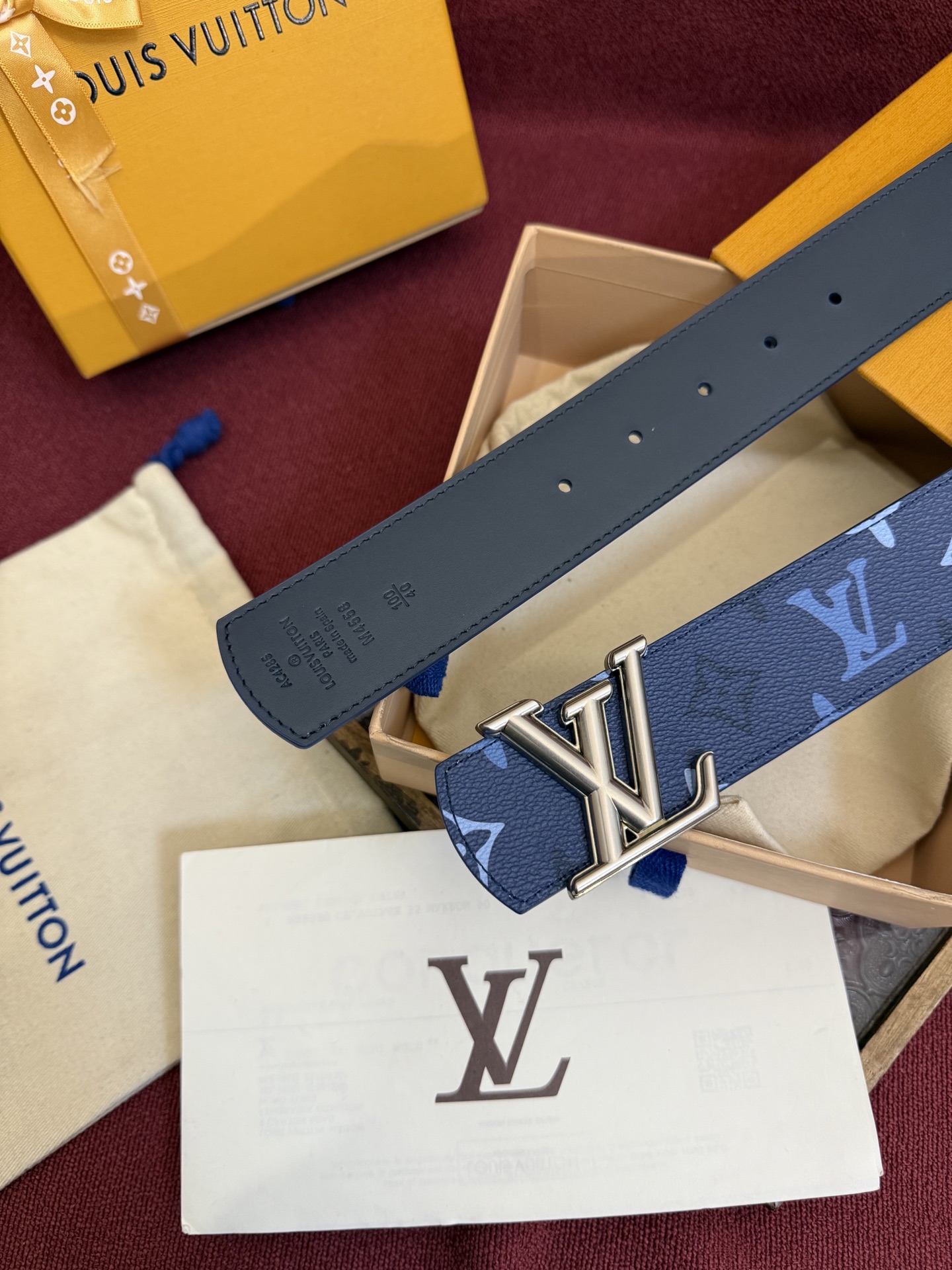 LV Dimension Monogram SurPlus 双面腰带焕新解读品牌标识。一面为 Monog