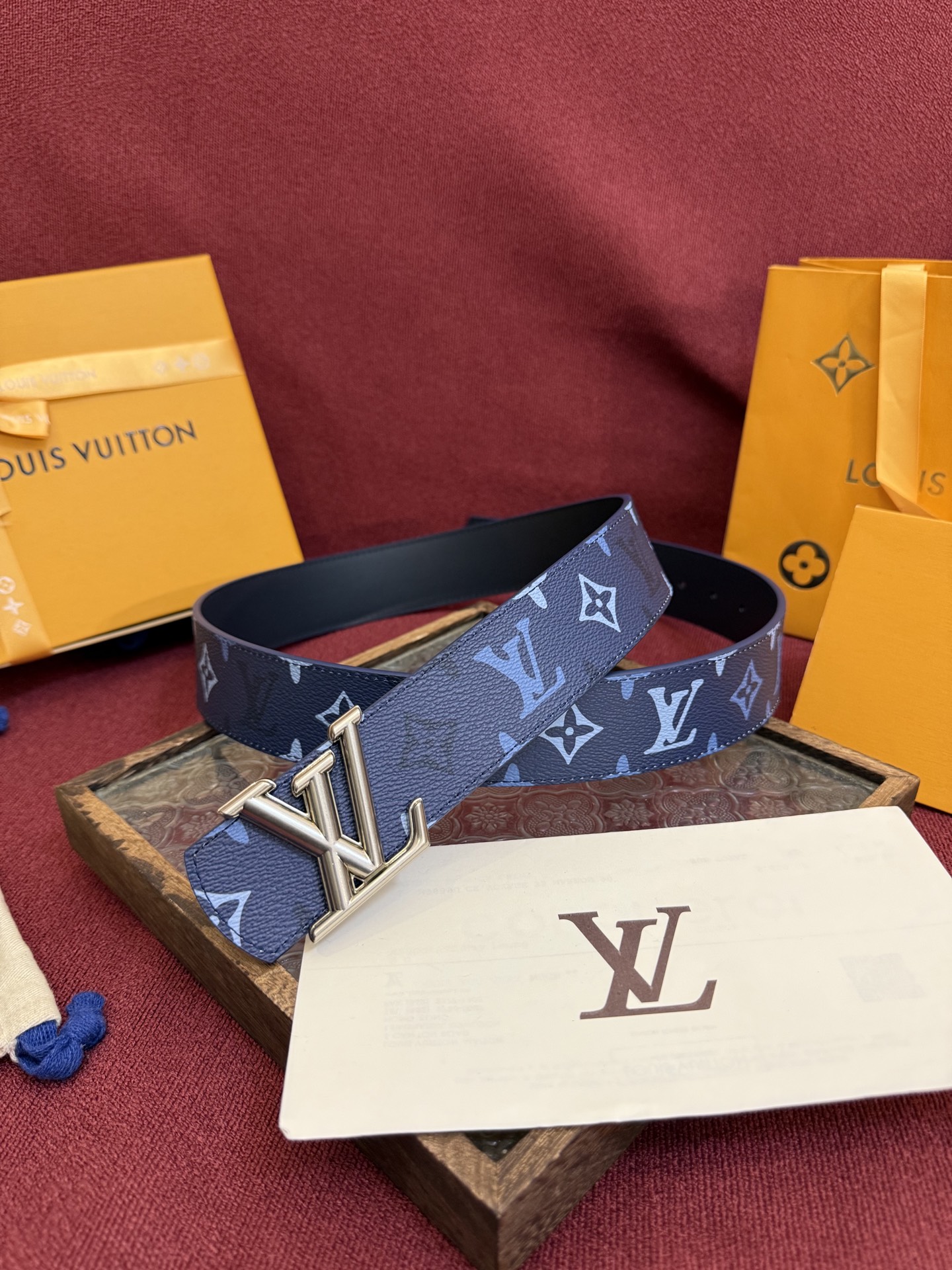 LV Dimension Monogram SurPlus 双面腰带焕新解读品牌标识。一面为 Monog