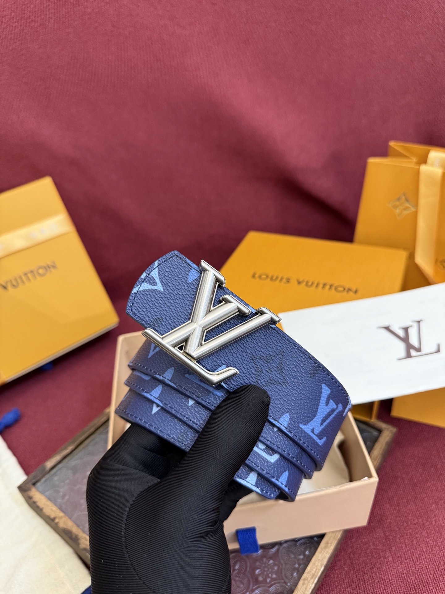 LV Dimension Monogram SurPlus 双面腰带焕新解读品牌标识。一面为 Monog