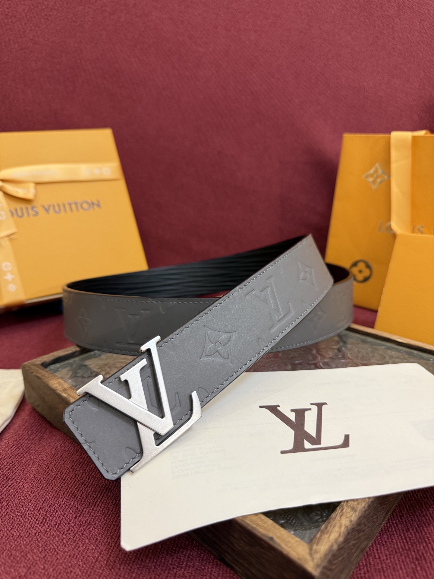 LV Dimension Drift 双面腰带以路易威登的经典元素挥洒街头型格。Monogram 图案一