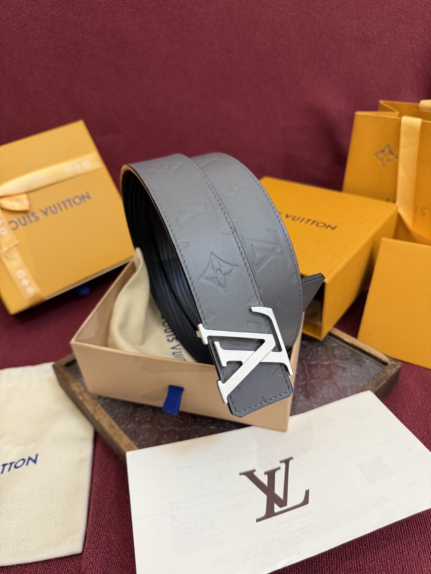 LV Dimension Drift 双面腰带以路易威登的经典元素挥洒街头型格。Monogram 图案一