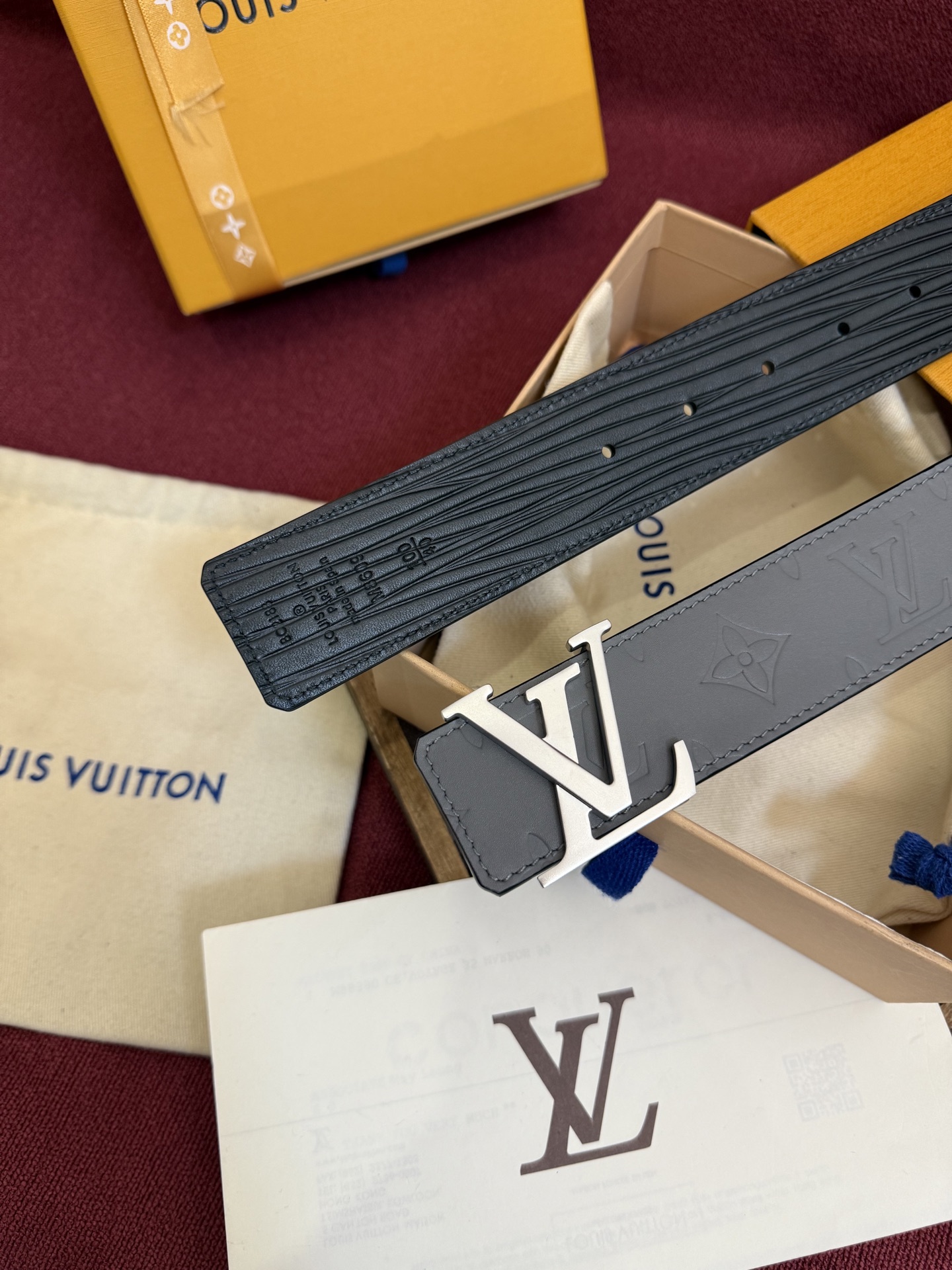 LV Dimension Drift 双面腰带以路易威登的经典元素挥洒街头型格。Monogram 图案一