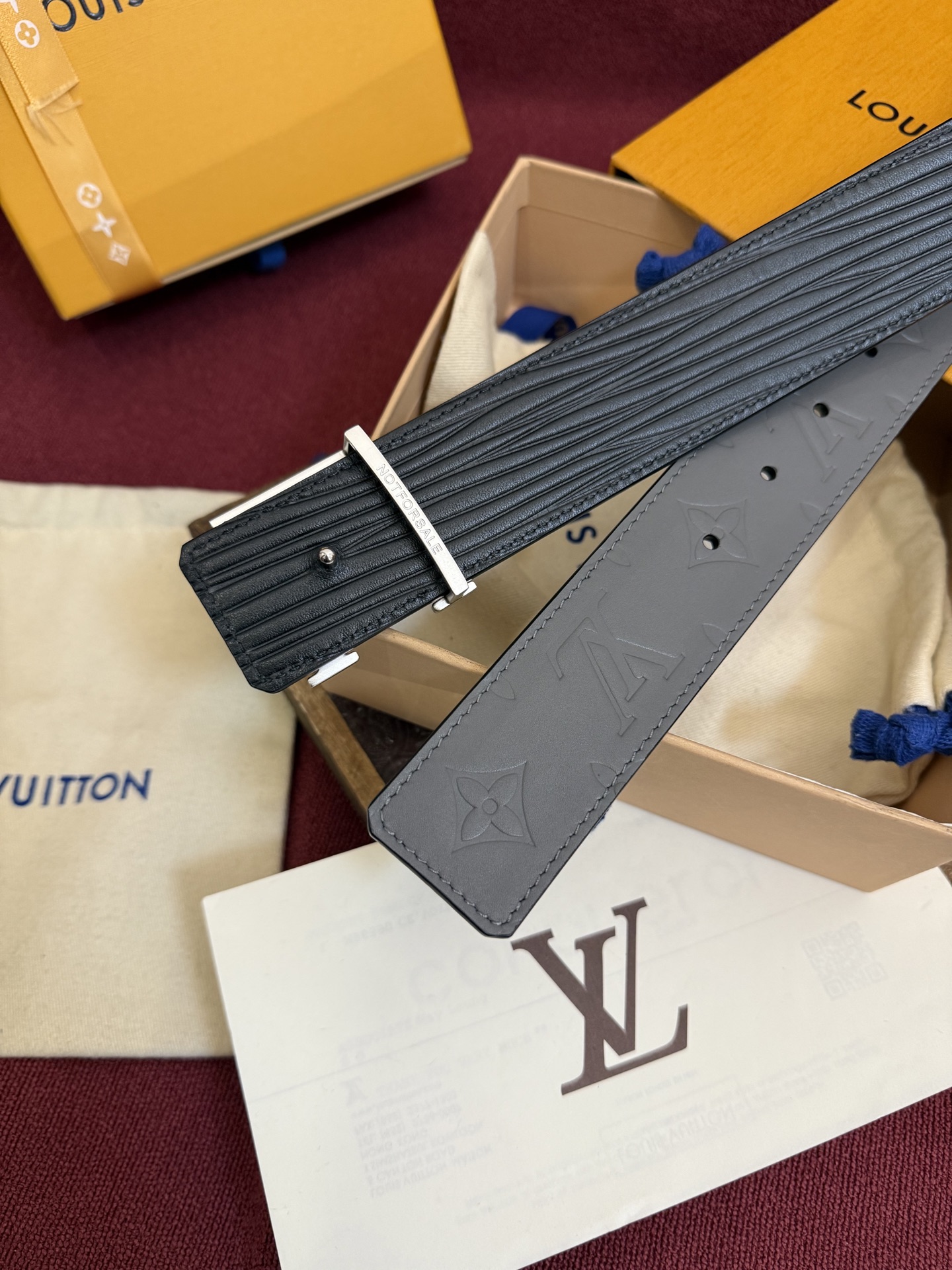 LV Dimension Drift 双面腰带以路易威登的经典元素挥洒街头型格。Monogram 图案一