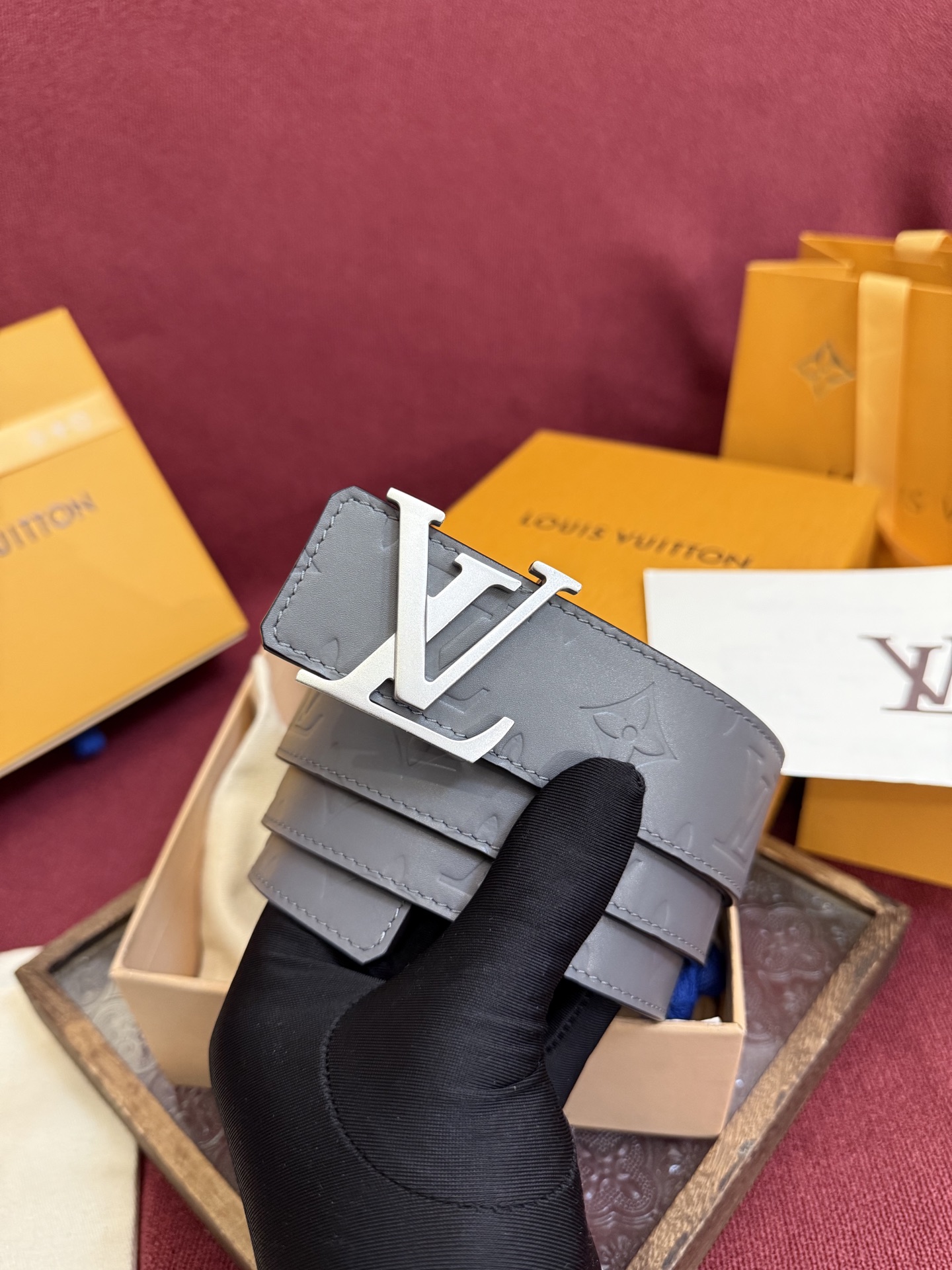 LV Dimension Drift 双面腰带以路易威登的经典元素挥洒街头型格。Monogram 图案一