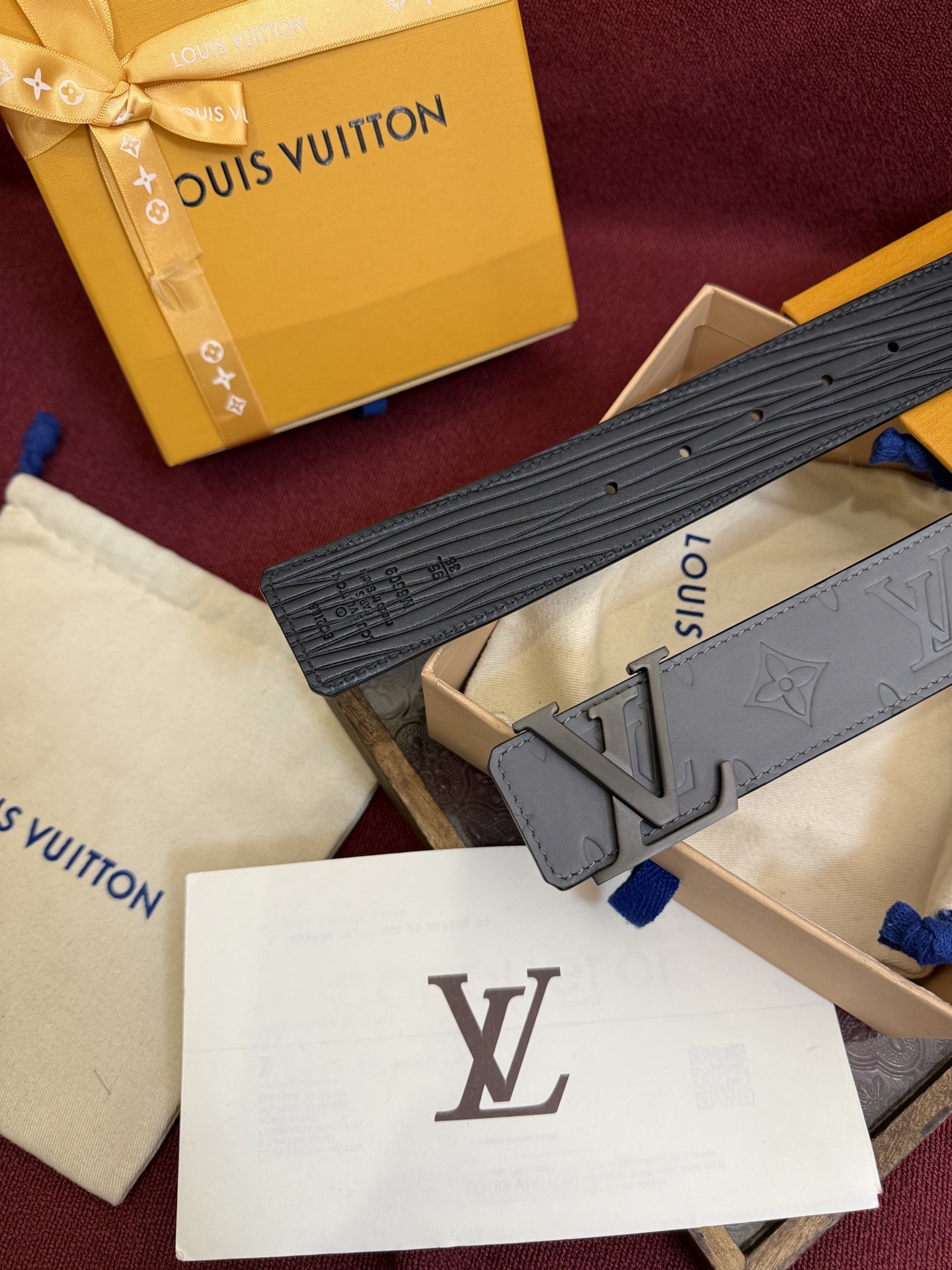 LV Dimension Drift 双面腰带以路易威登的经典元素挥洒街头型格。Monogram 图案一