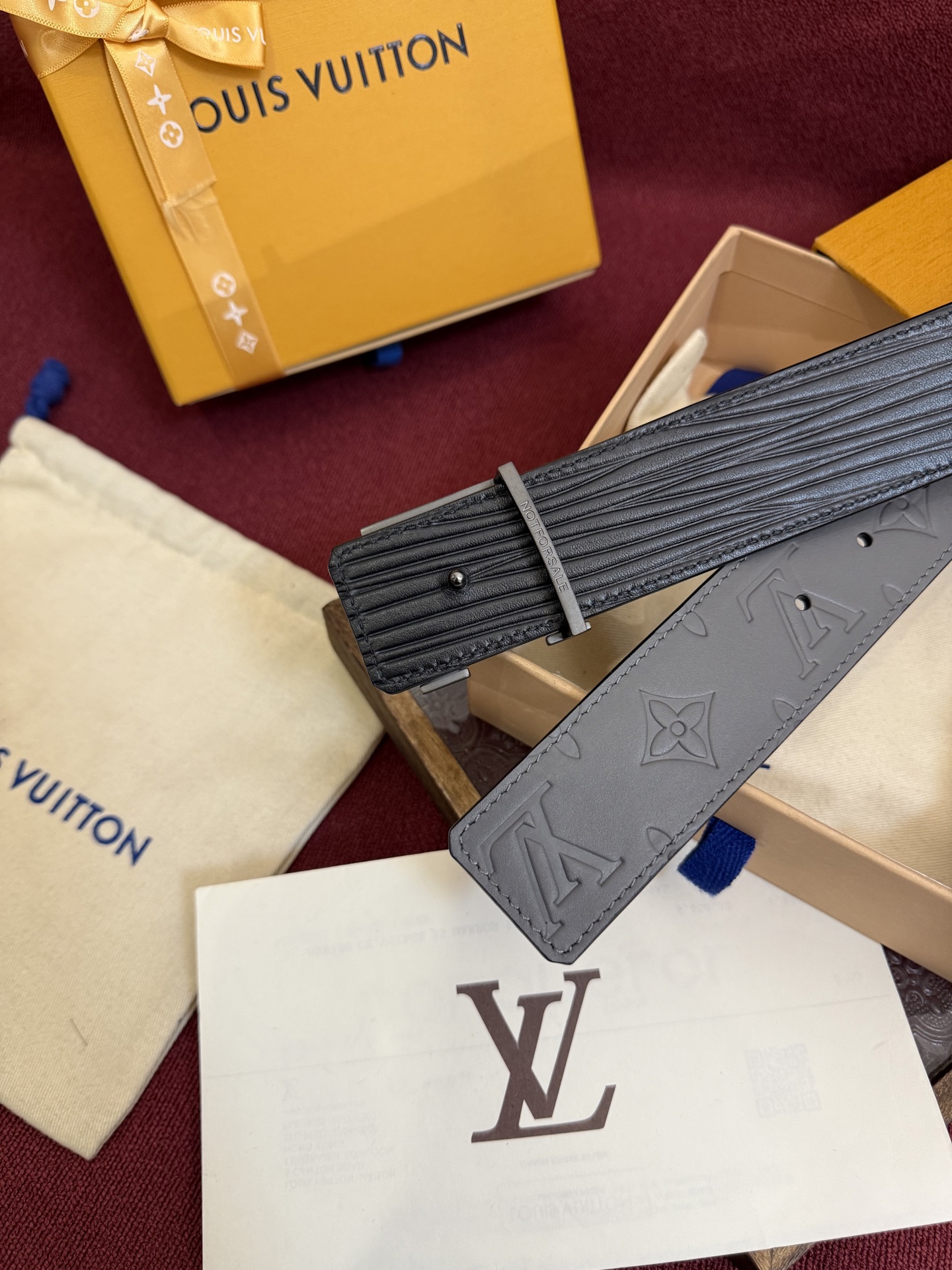 LV Dimension Drift 双面腰带以路易威登的经典元素挥洒街头型格。Monogram 图案一