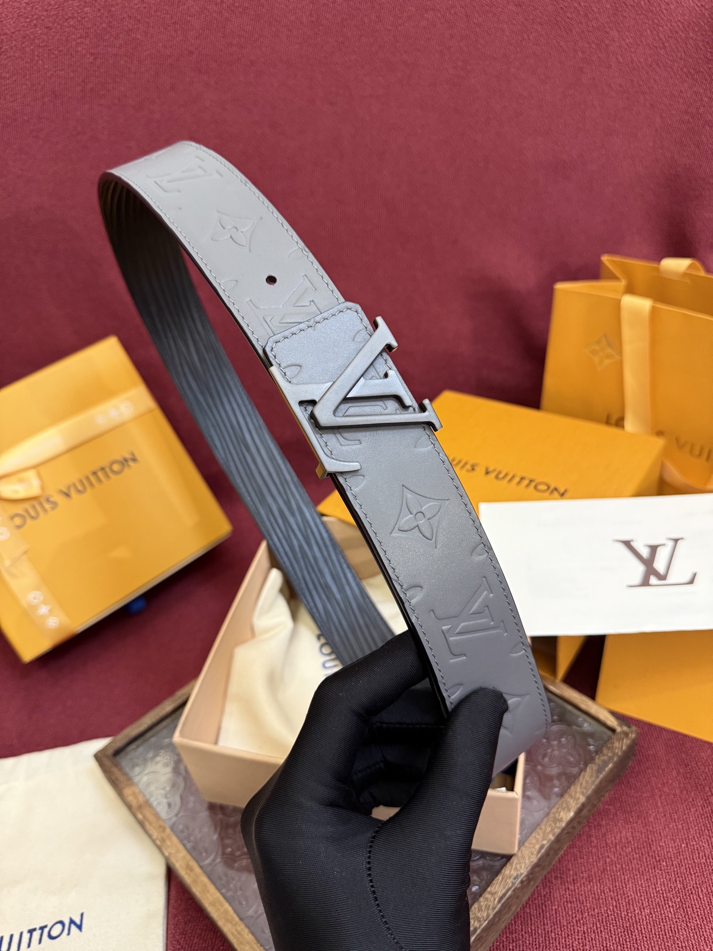 LV Dimension Drift 双面腰带以路易威登的经典元素挥洒街头型格。Monogram 图案一