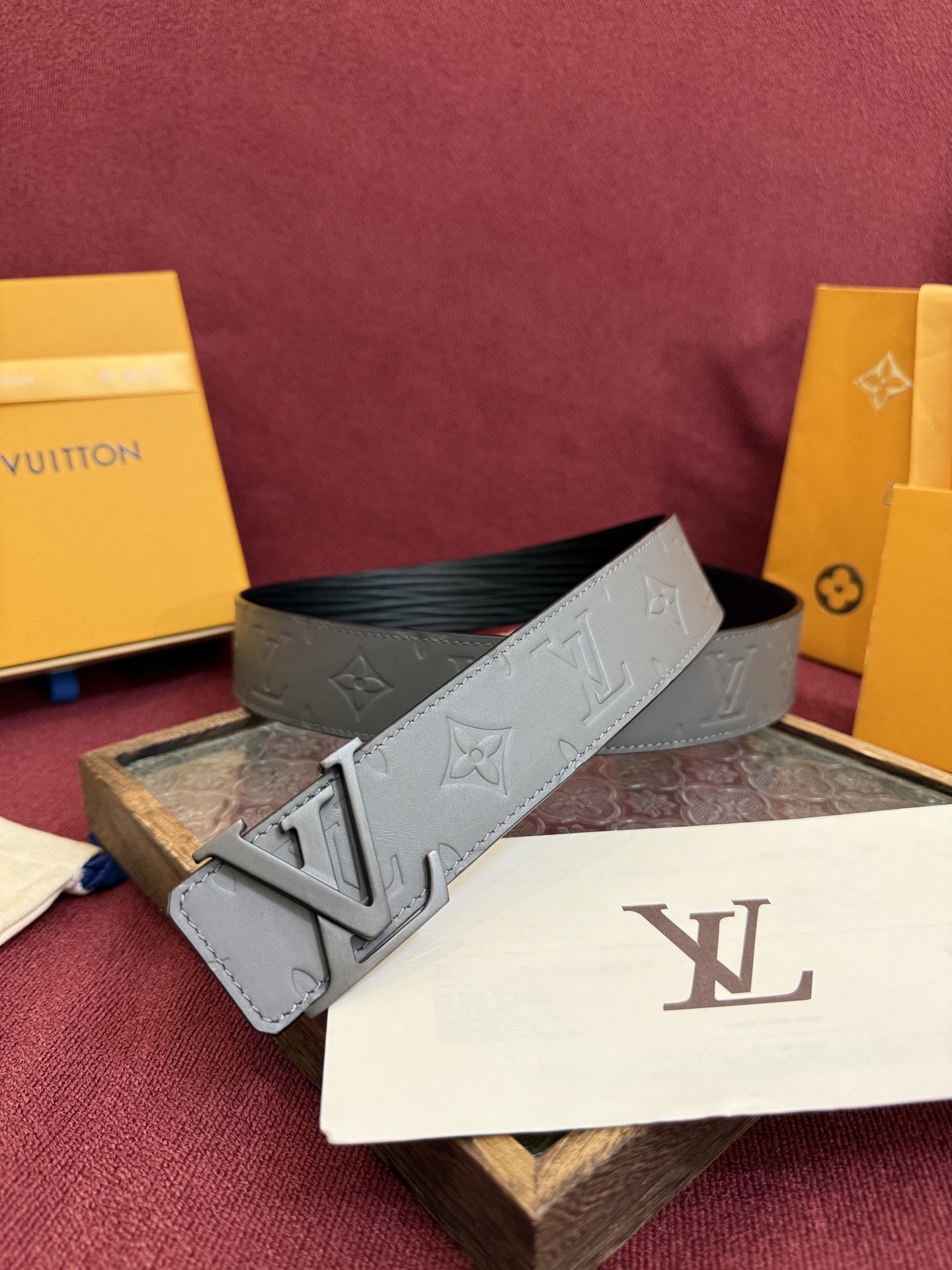 LV Dimension Drift 双面腰带以路易威登的经典元素挥洒街头型格。Monogram 图案一