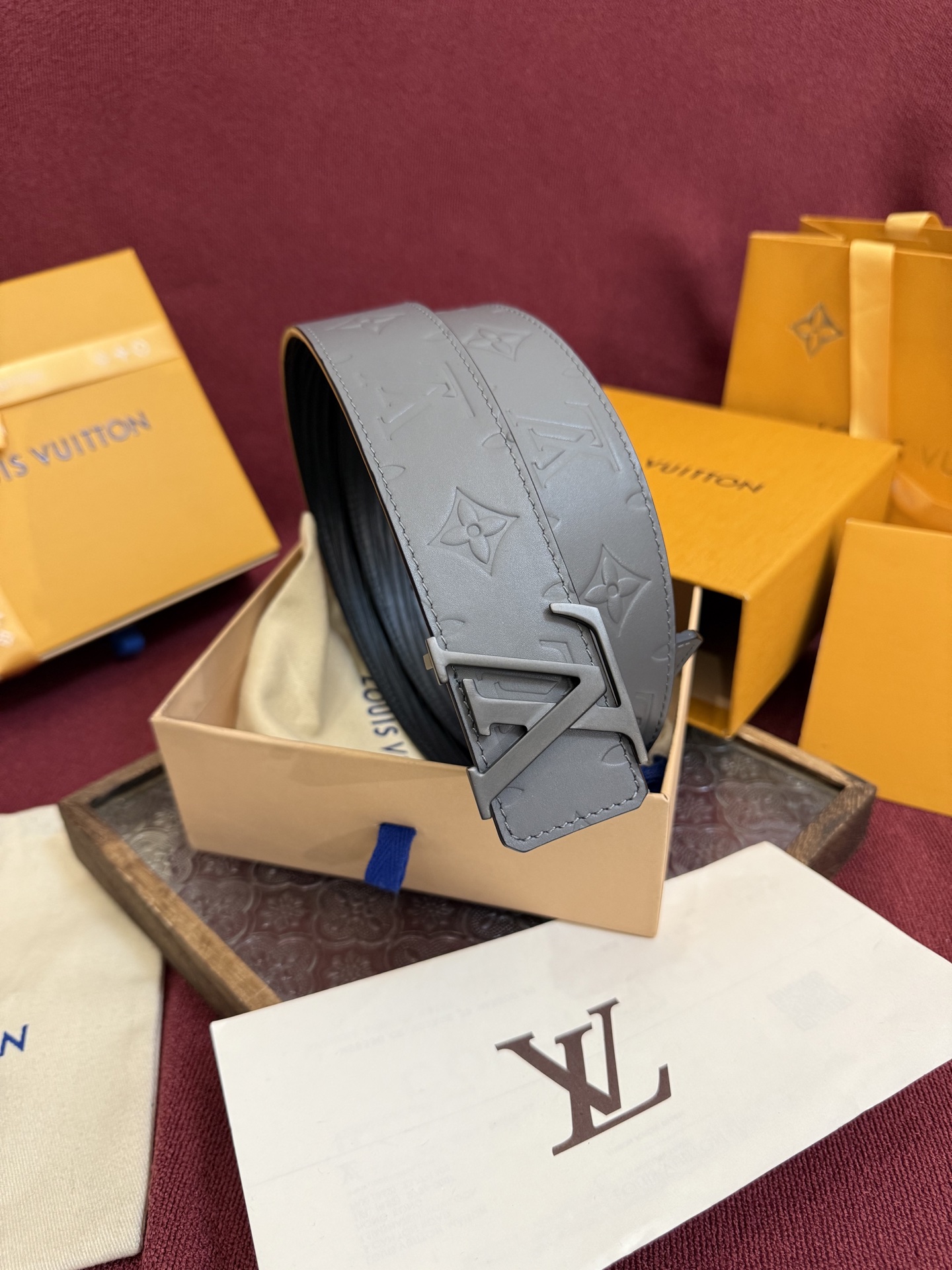 LV Dimension Drift 双面腰带以路易威登的经典元素挥洒街头型格。Monogram 图案一