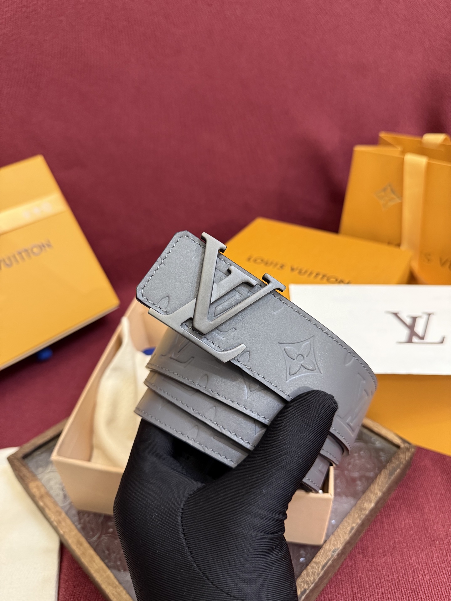 LV Dimension Drift 双面腰带以路易威登的经典元素挥洒街头型格。Monogram 图案一