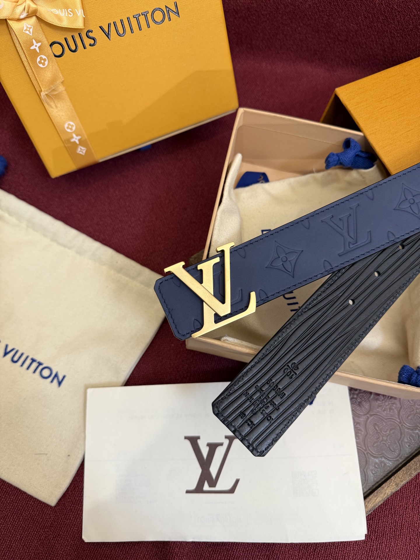 LV Dimension Drift 双面腰带以路易威登的经典元素挥洒街头型格。Monogram 图案一