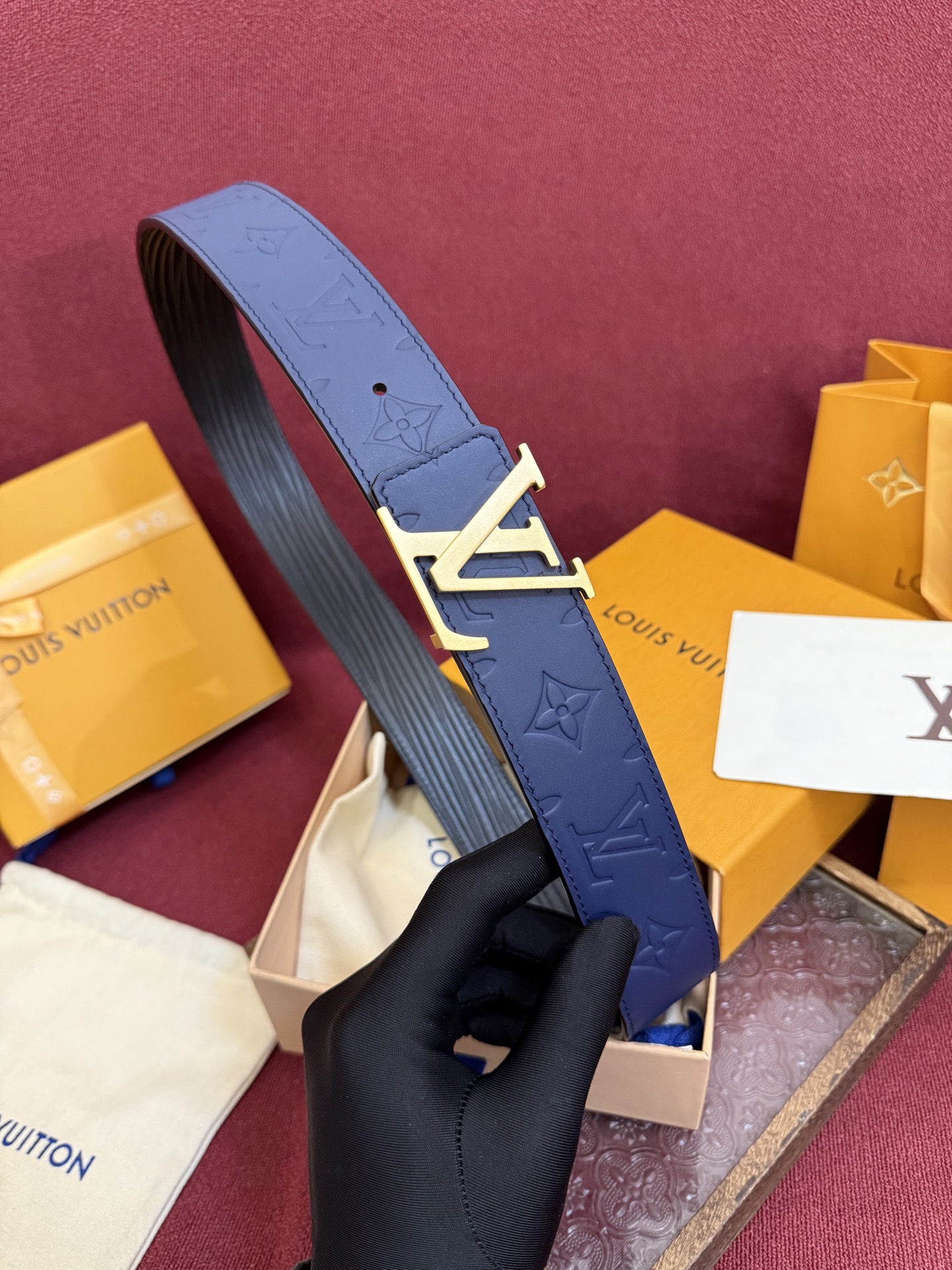 LV Dimension Drift 双面腰带以路易威登的经典元素挥洒街头型格。Monogram 图案一