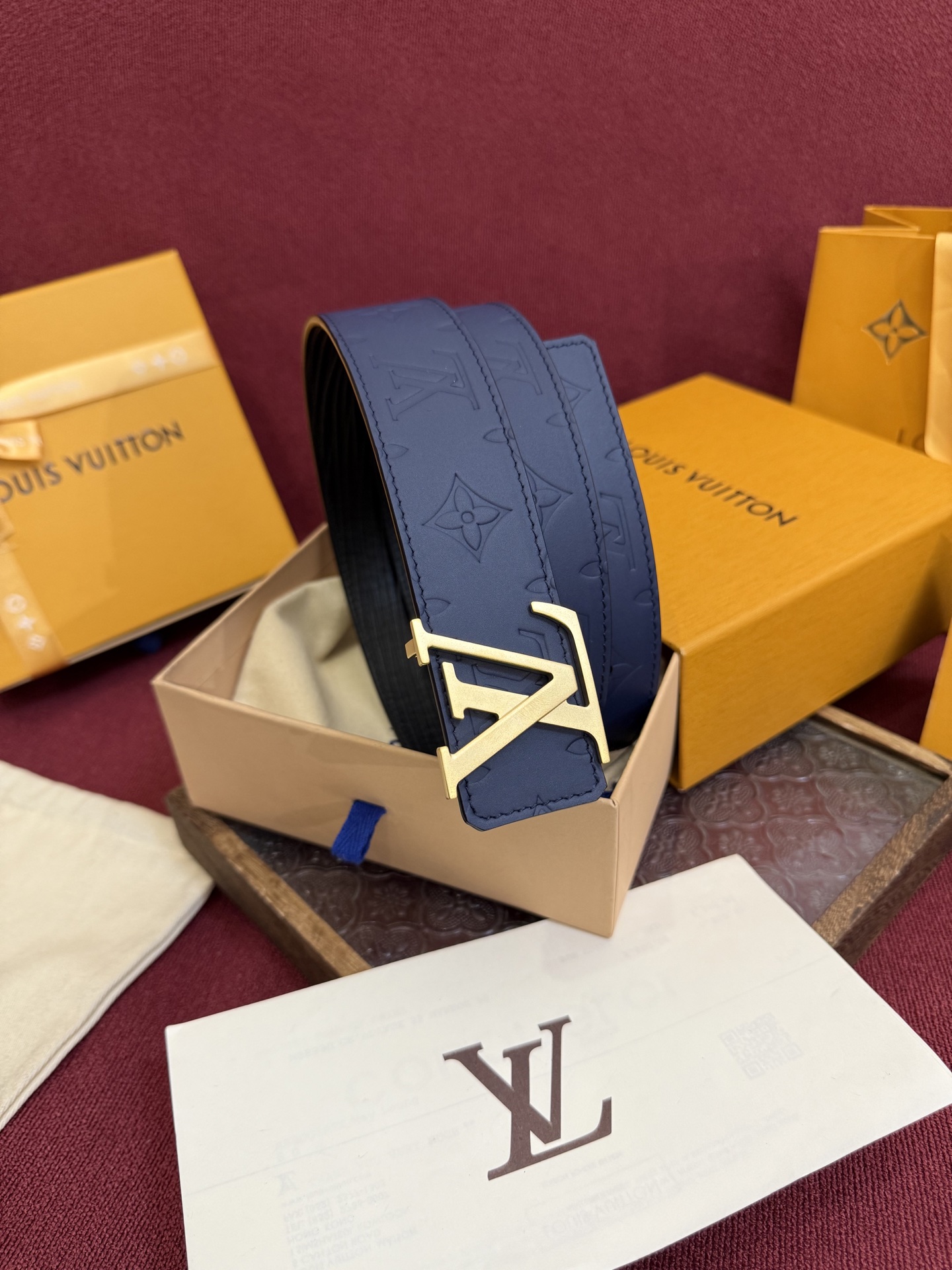 LV Dimension Drift 双面腰带以路易威登的经典元素挥洒街头型格。Monogram 图案一