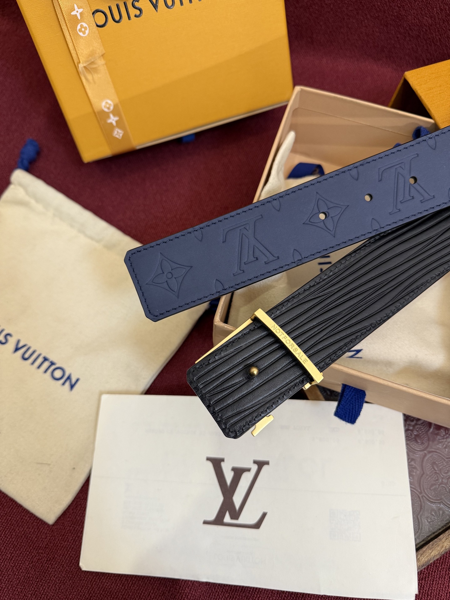 LV Dimension Drift 双面腰带以路易威登的经典元素挥洒街头型格。Monogram 图案一