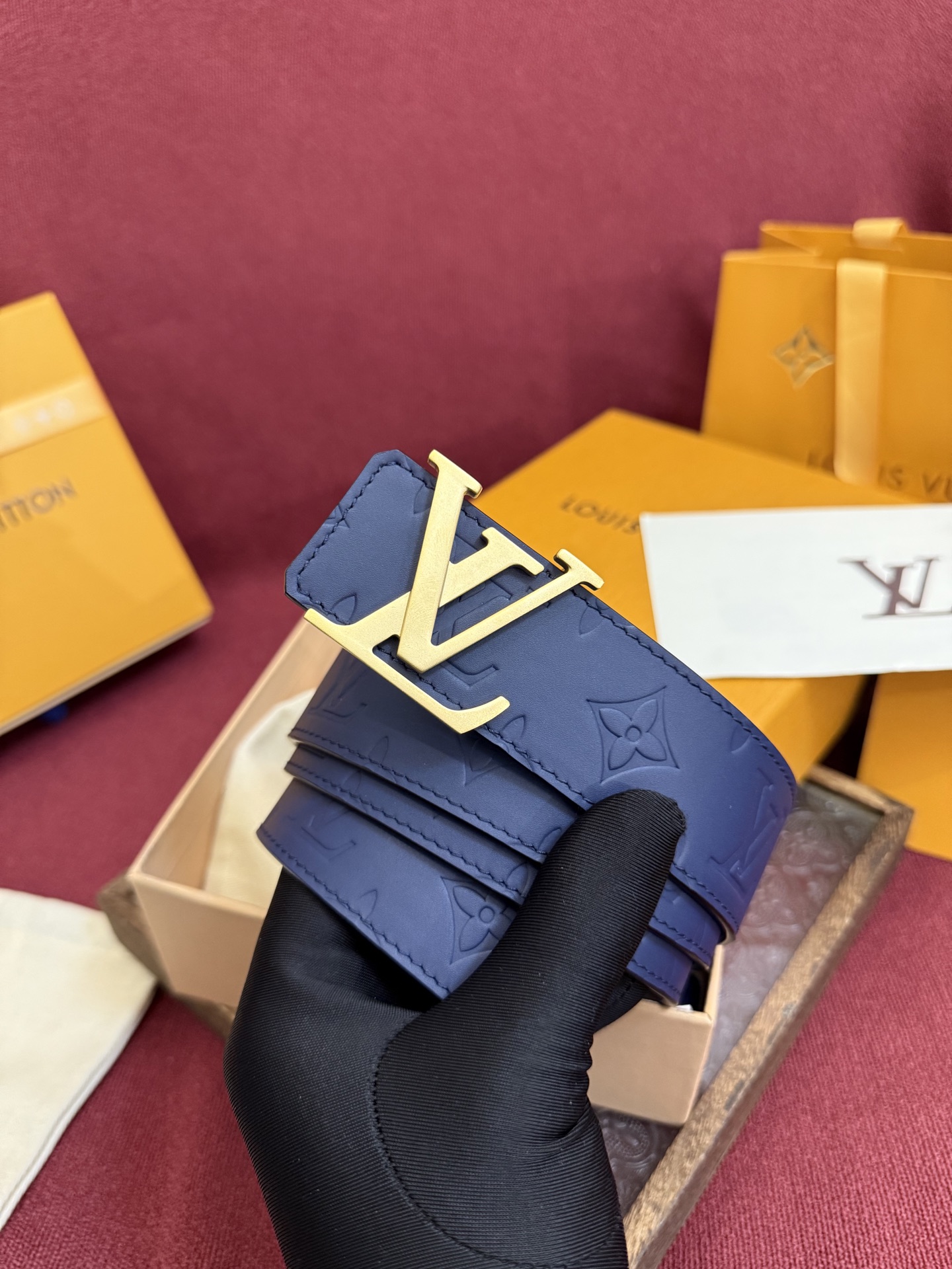 LV Dimension Drift 双面腰带以路易威登的经典元素挥洒街头型格。Monogram 图案一