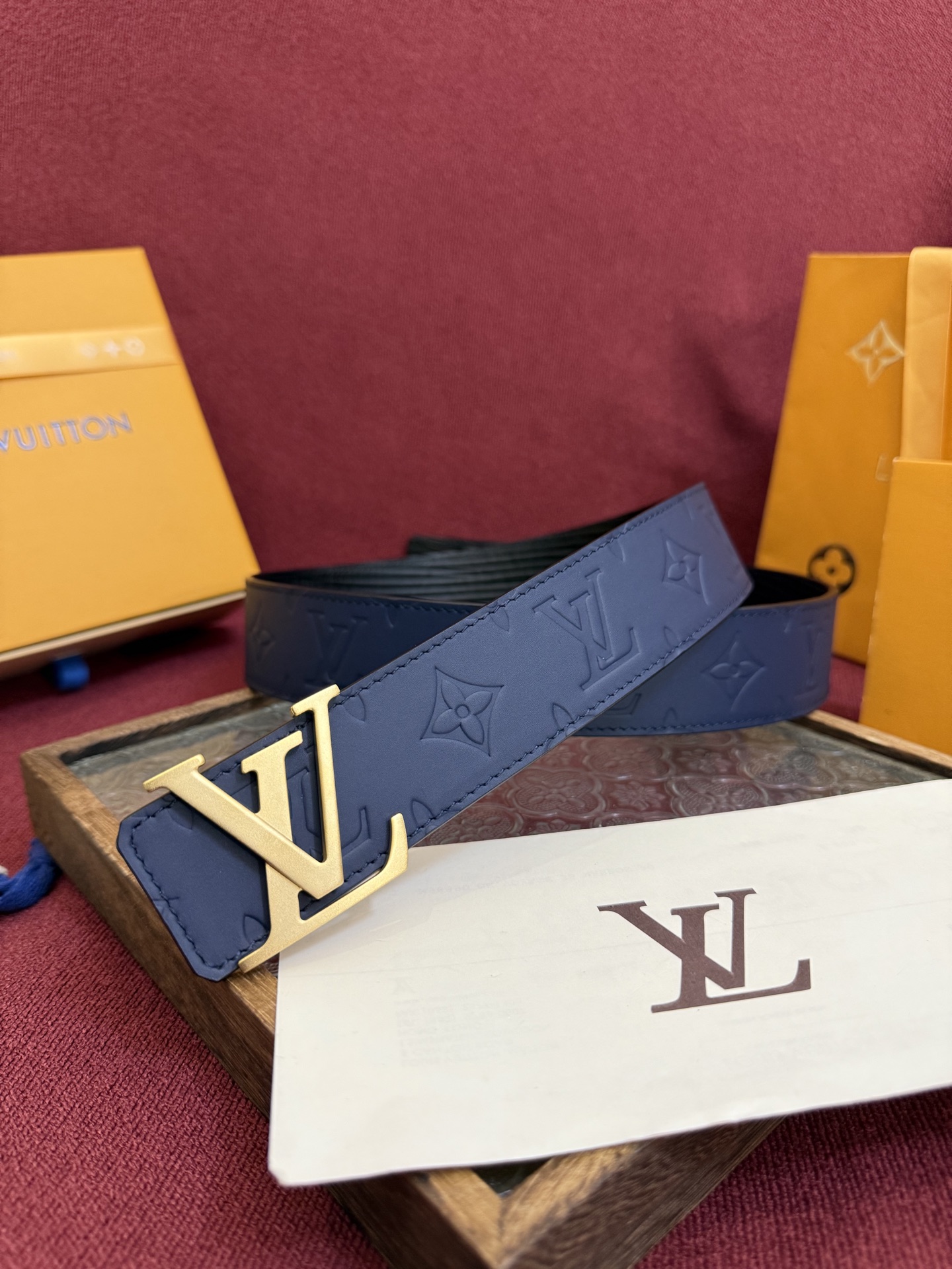 LV Dimension Drift 双面腰带以路易威登的经典元素挥洒街头型格。Monogram 图案一