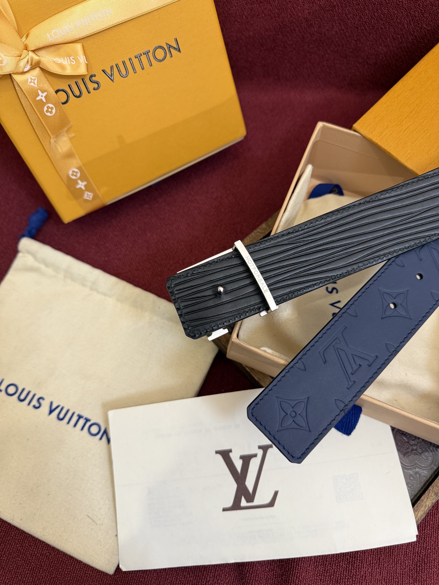 LV Dimension Drift 双面腰带以路易威登的经典元素挥洒街头型格。Monogram 图案一