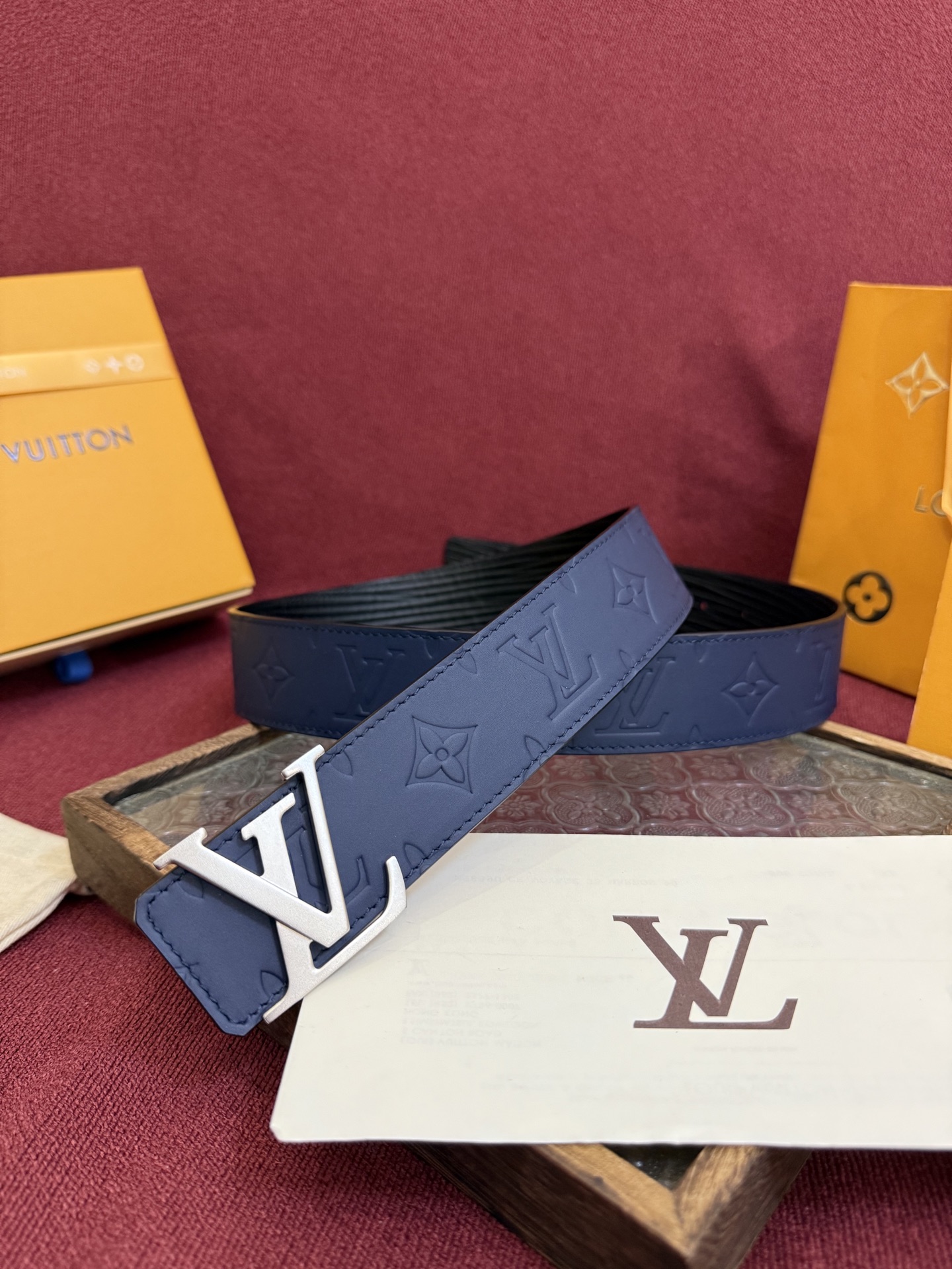 LV Dimension Drift 双面腰带以路易威登的经典元素挥洒街头型格。Monogram 图案一