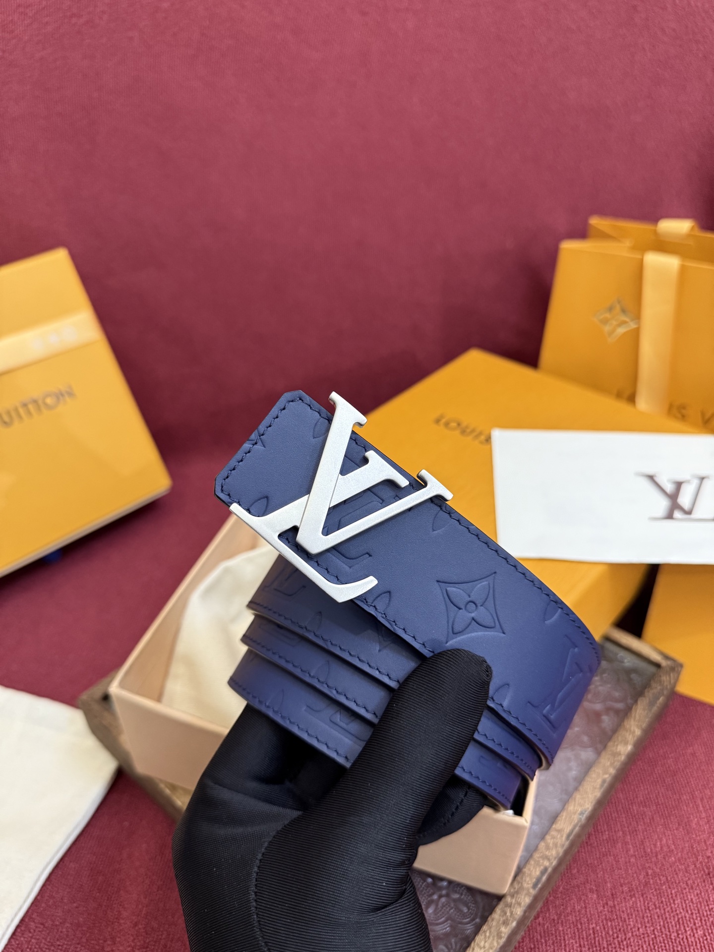 LV Dimension Drift 双面腰带以路易威登的经典元素挥洒街头型格。Monogram 图案一