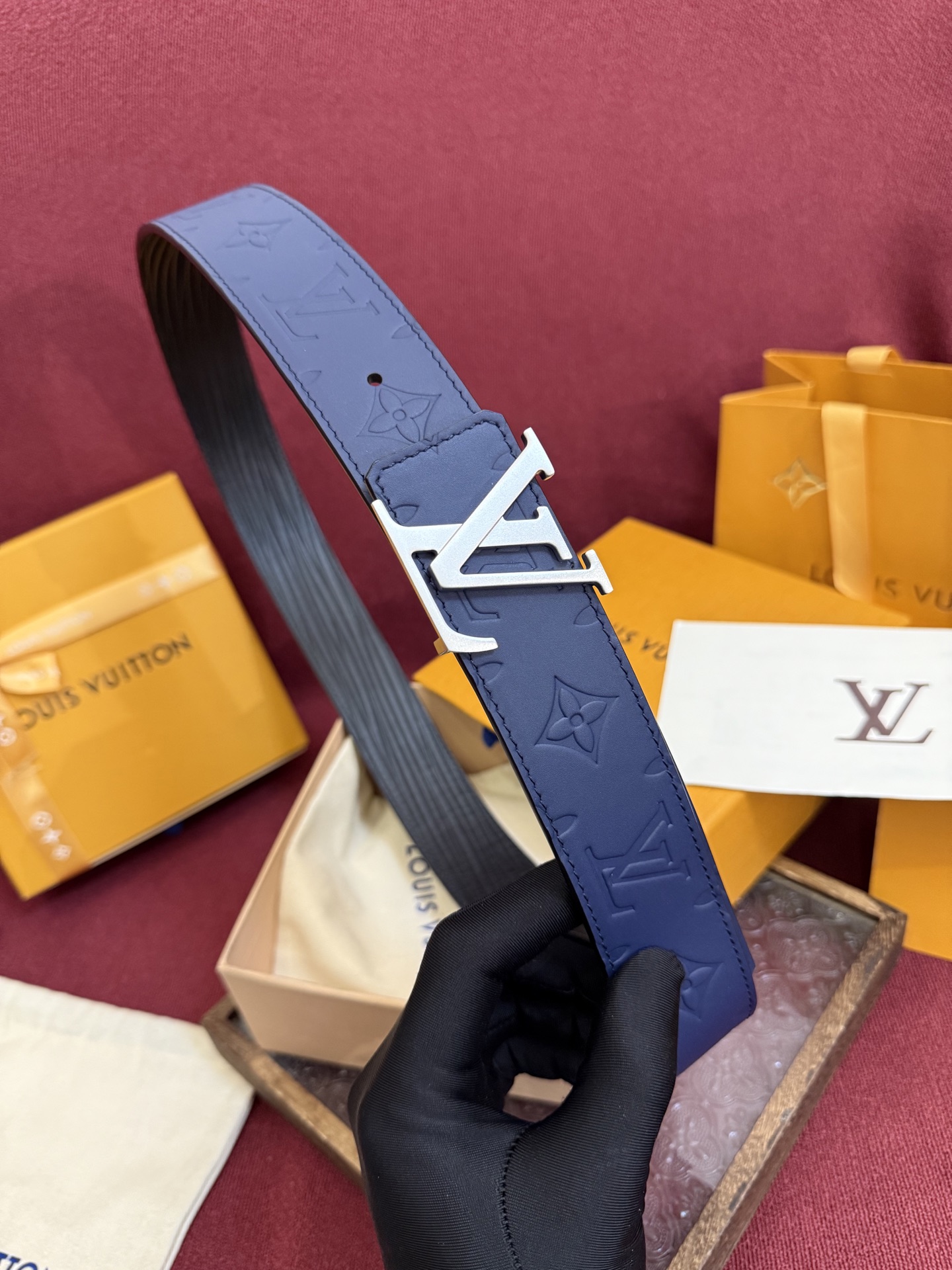 LV Dimension Drift 双面腰带以路易威登的经典元素挥洒街头型格。Monogram 图案一