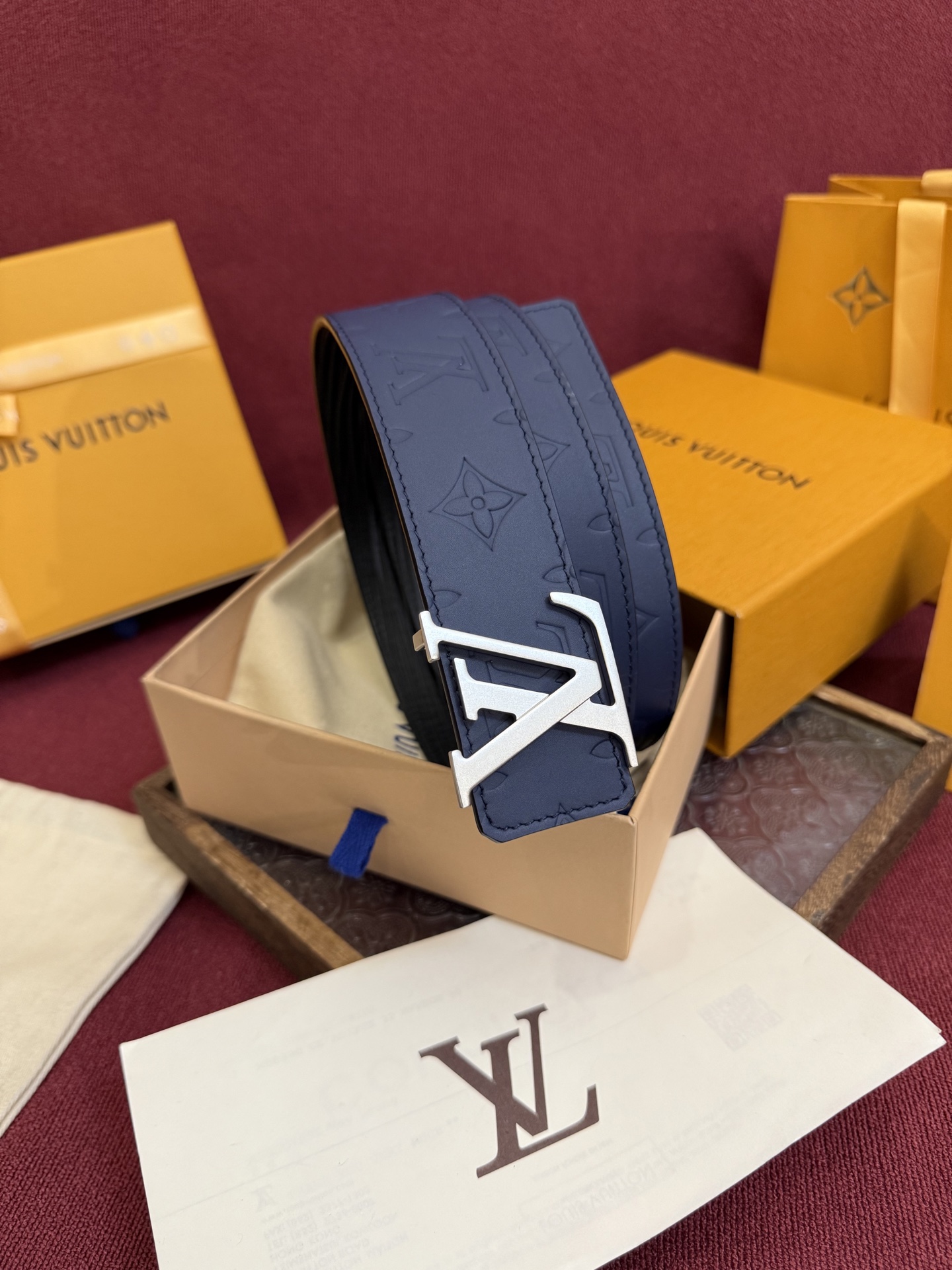 LV Dimension Drift 双面腰带以路易威登的经典元素挥洒街头型格。Monogram 图案一