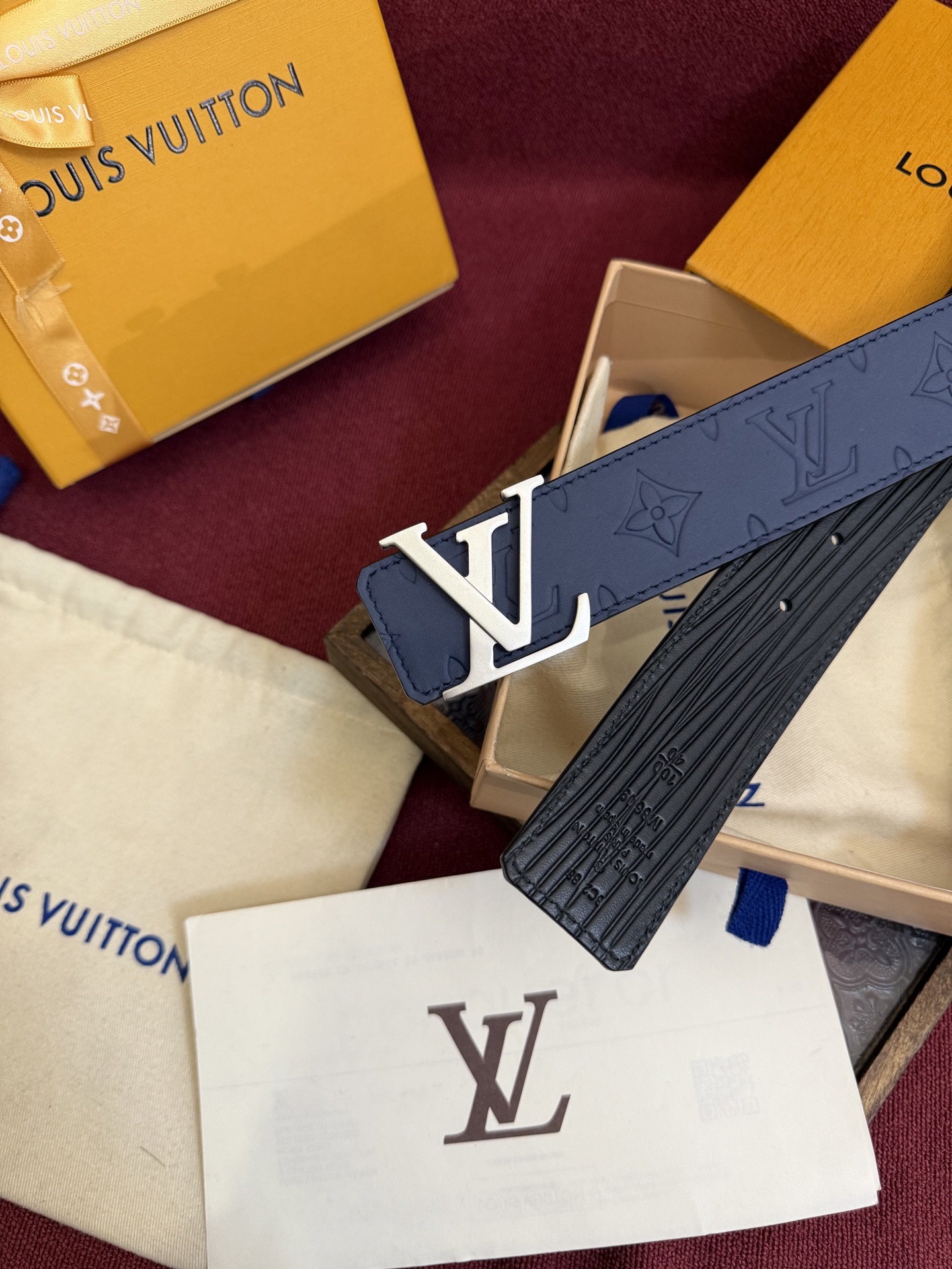 LV Dimension Drift 双面腰带以路易威登的经典元素挥洒街头型格。Monogram 图案一