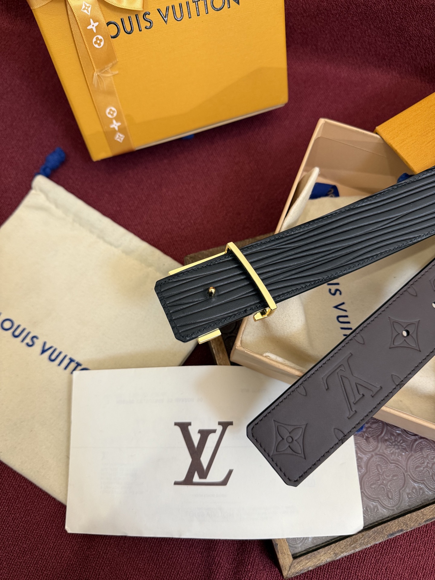 LV Dimension Drift 双面腰带以路易威登的经典元素挥洒街头型格。Monogram 图案一