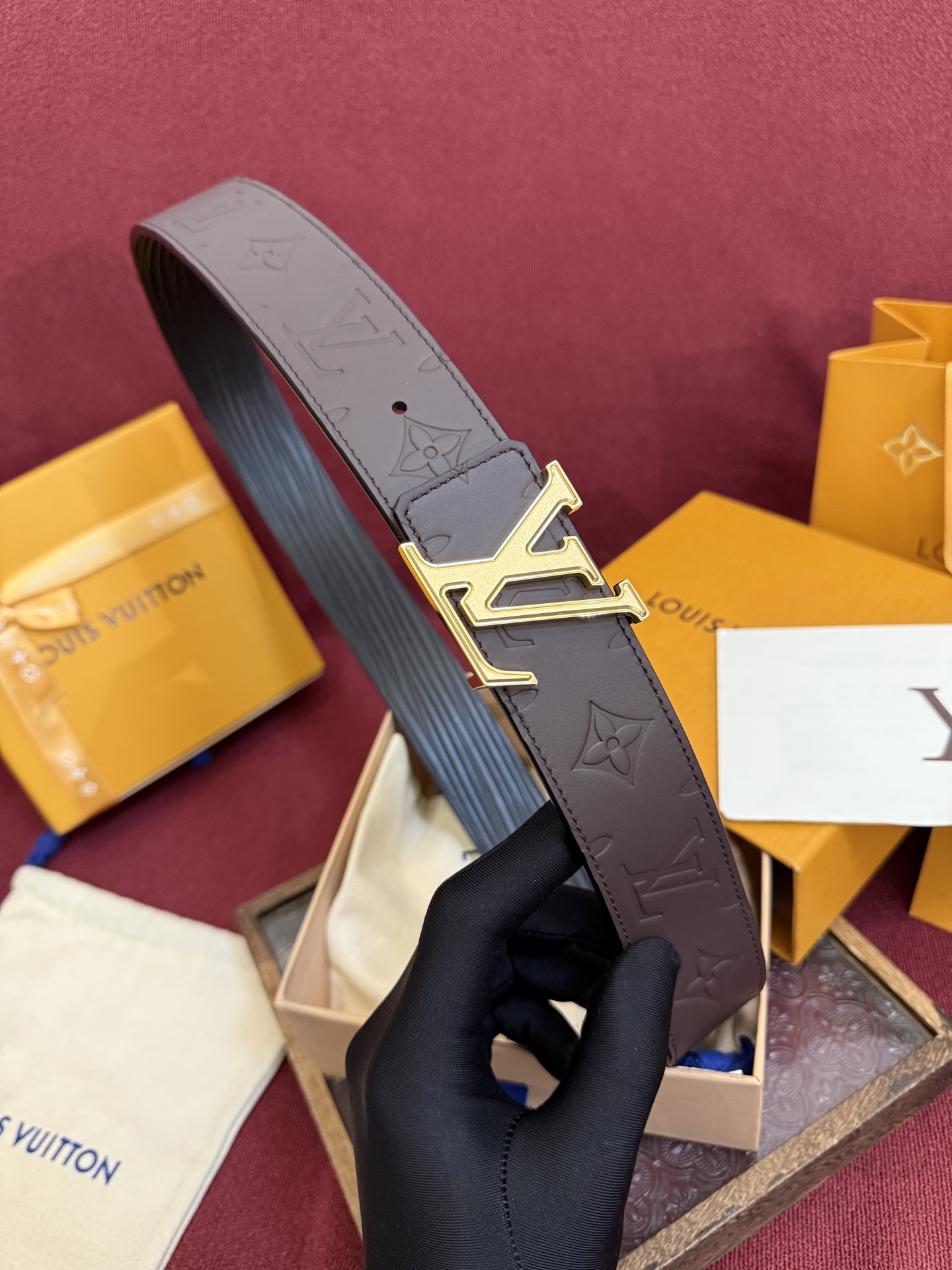 LV Dimension Drift 双面腰带以路易威登的经典元素挥洒街头型格。Monogram 图案一